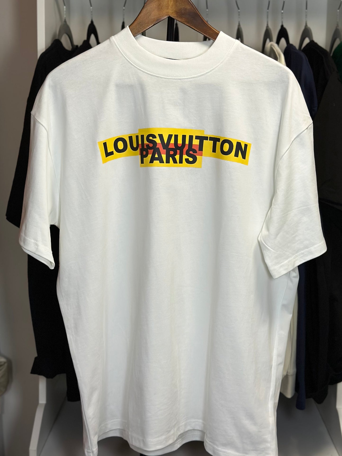 Playera Blanca Louis Vuitton Paris Tipografía Block – Estilo Urbano