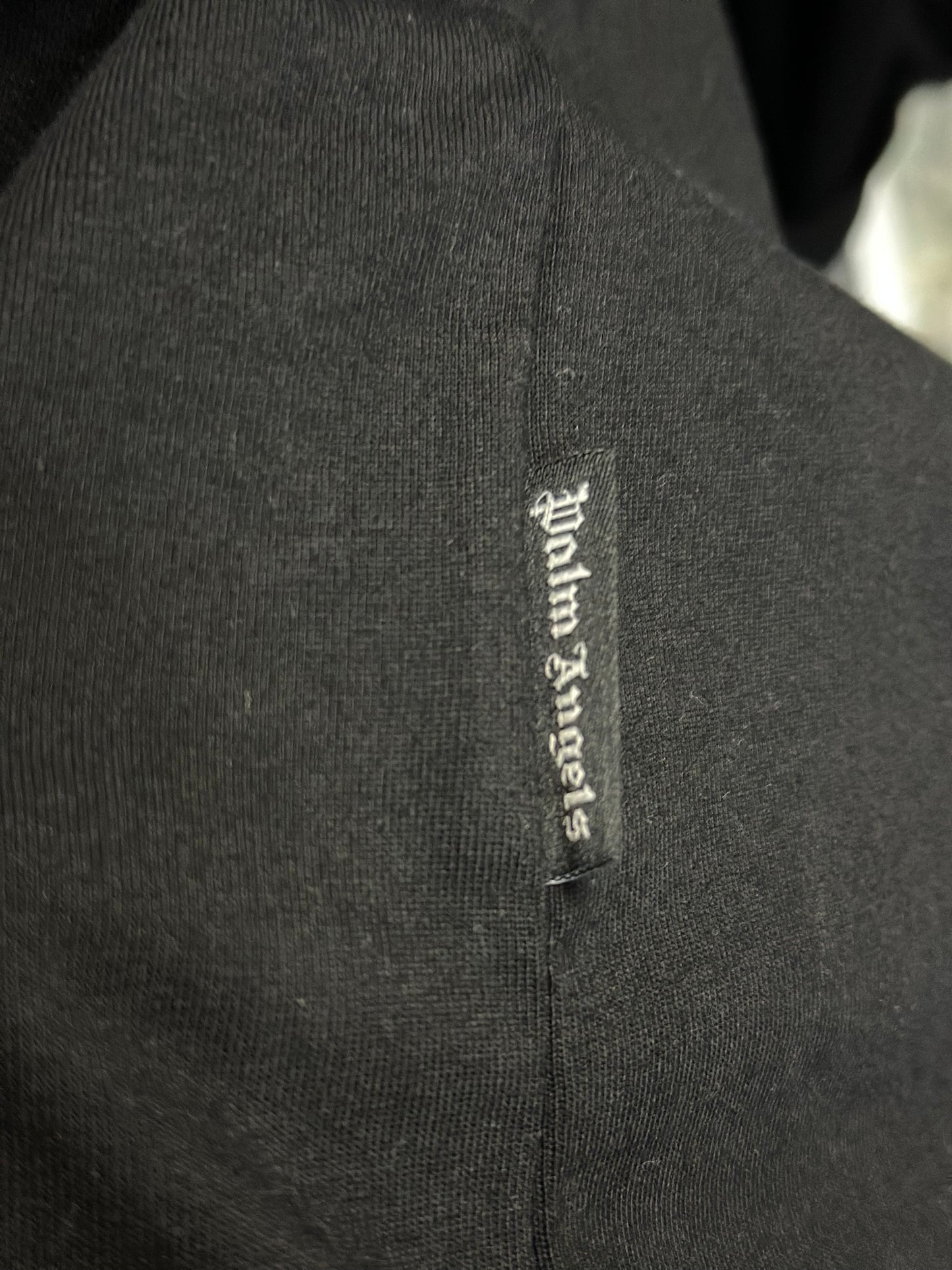 Playera Palm Angels Negra con Logo Gótico en el Cuello