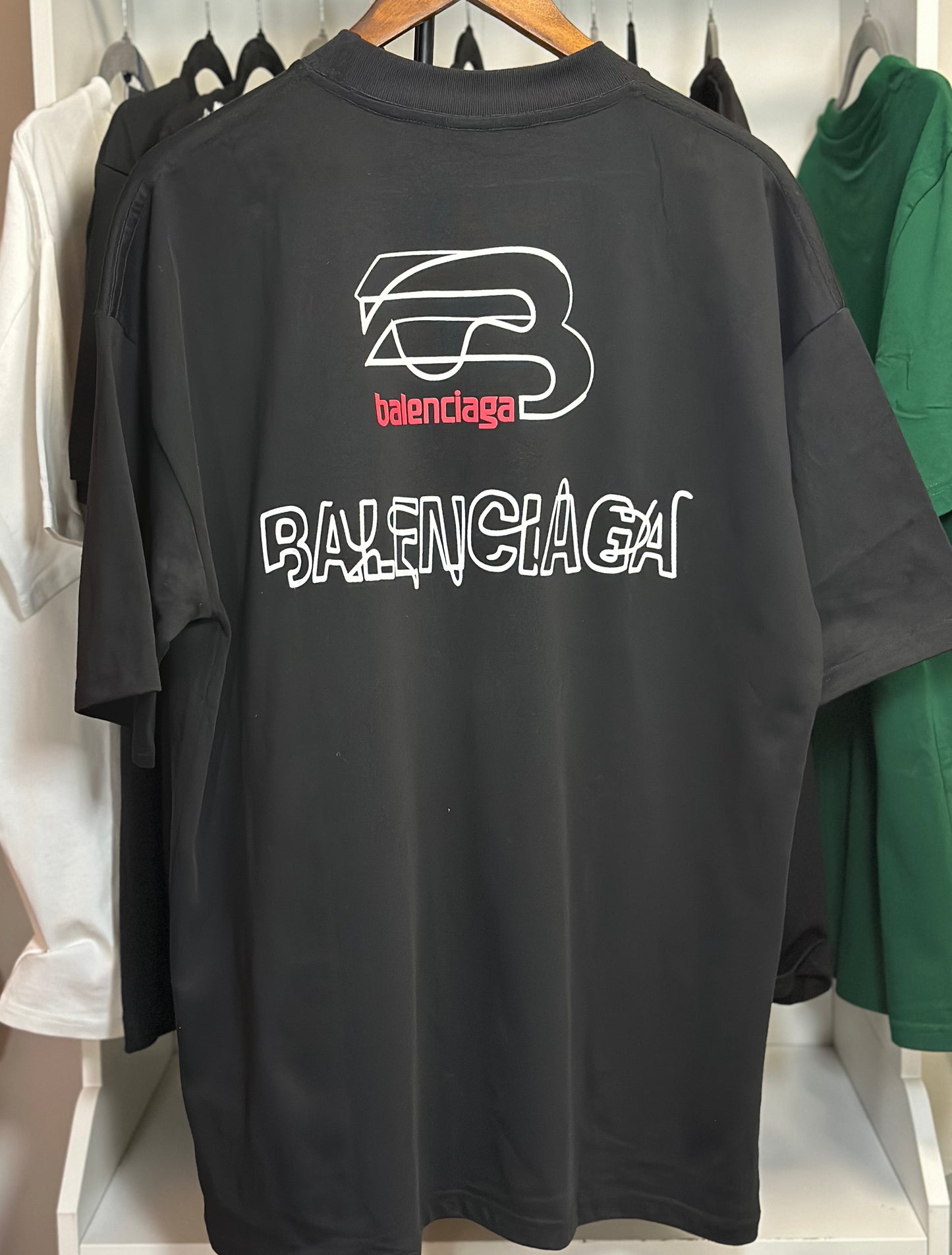 Playera Balenciaga Negra Oversized con Logo Minimalista – Estilo Urbano Premium