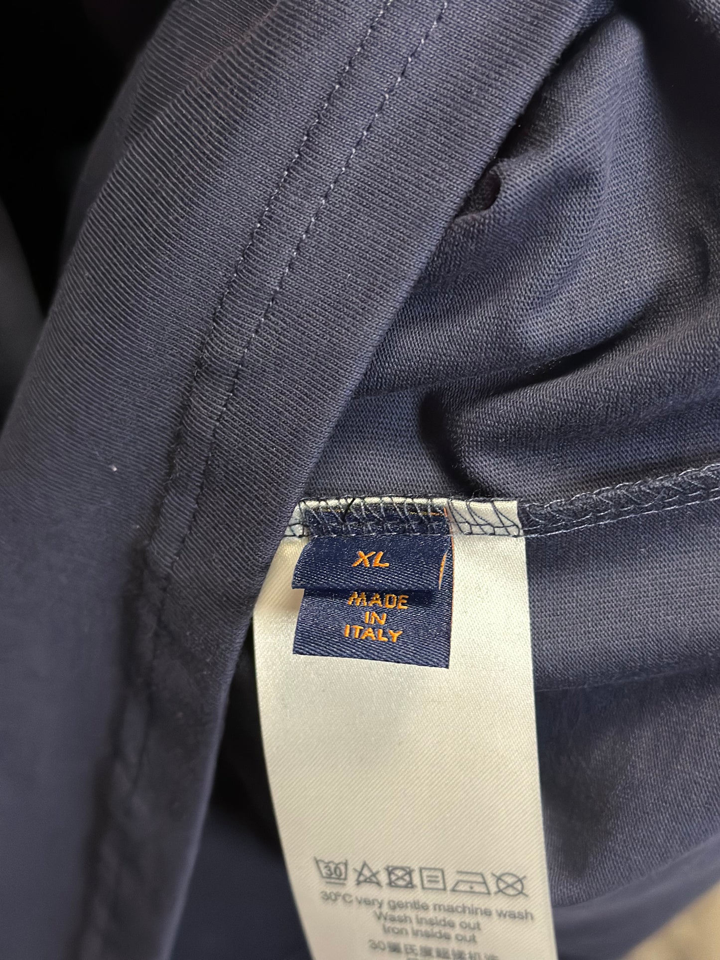 Playera Louis Vuitton Azul Marino con Logo en Cursiva – Estilo Minimalista Premium