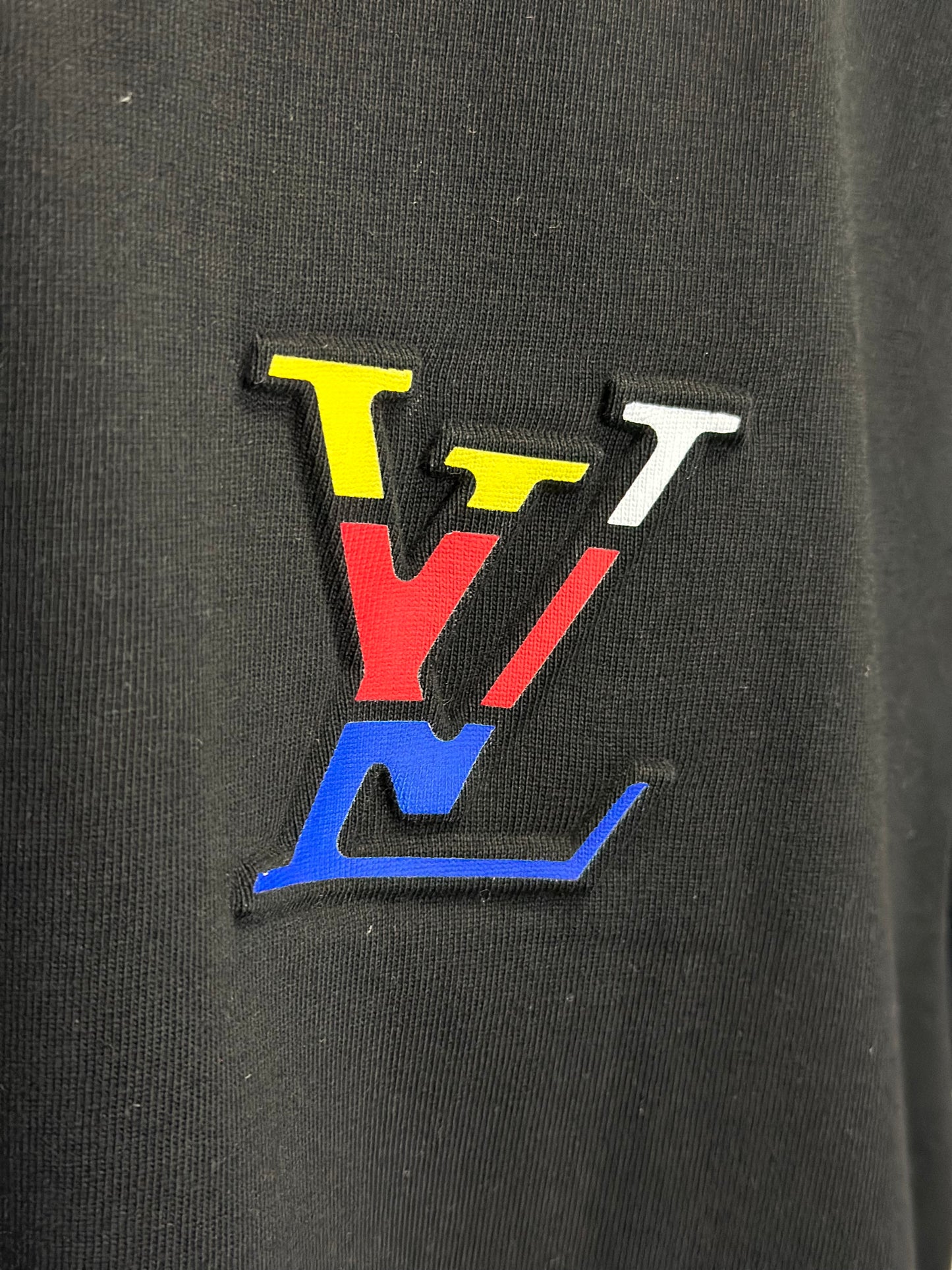 Playera Louis Vuitton Negra "37th America's Cup" con Logo Multicolor – Edición Especial