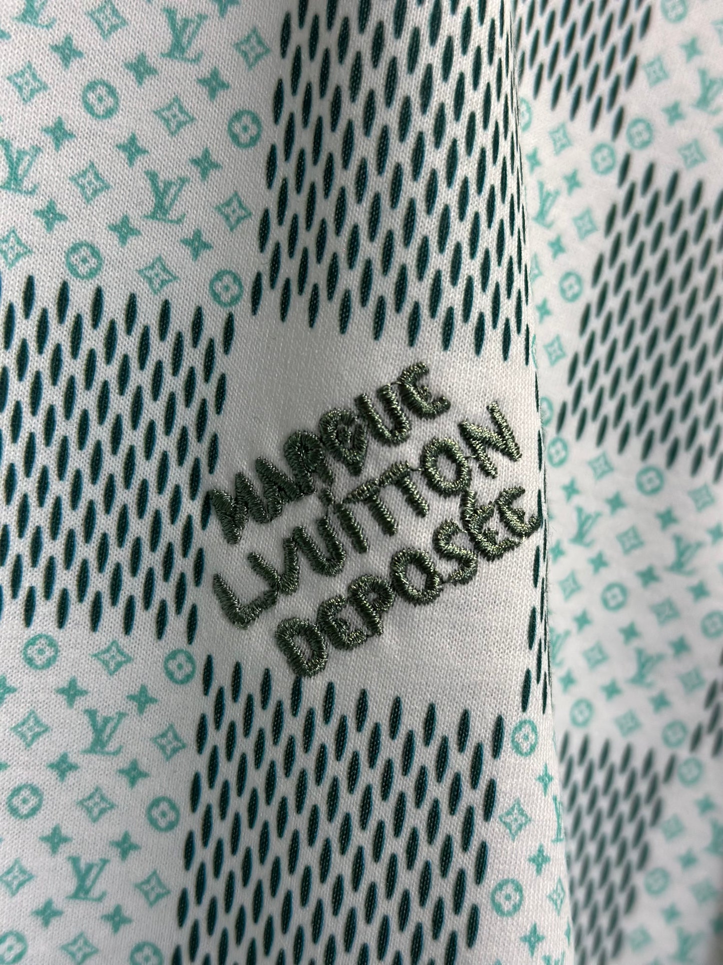 Playera Louis Vuitton Damier Knit Cuello Redondo – Diseño Exclusivo en Punto