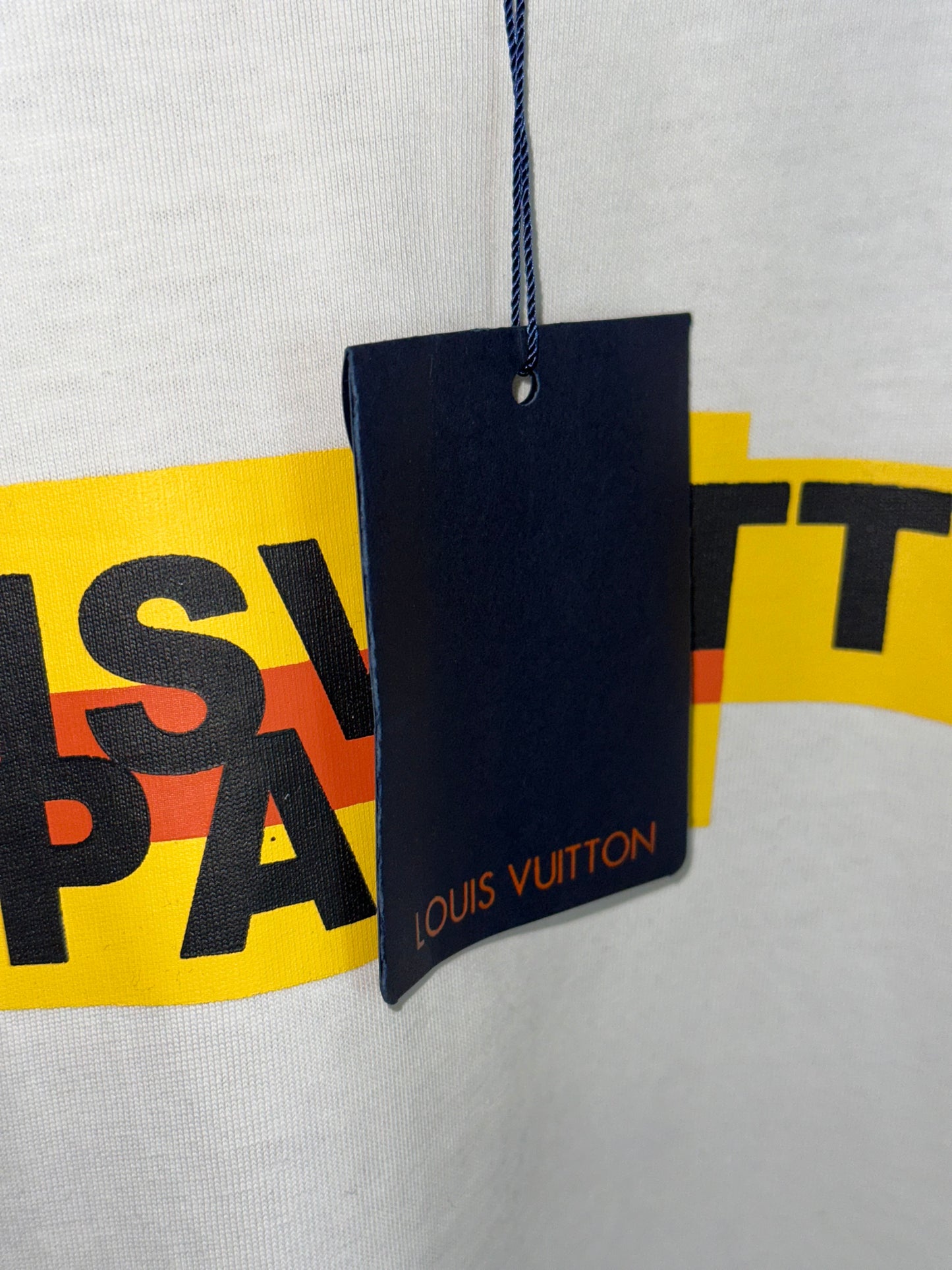 Playera Blanca Louis Vuitton Paris Tipografía Block – Estilo Urbano