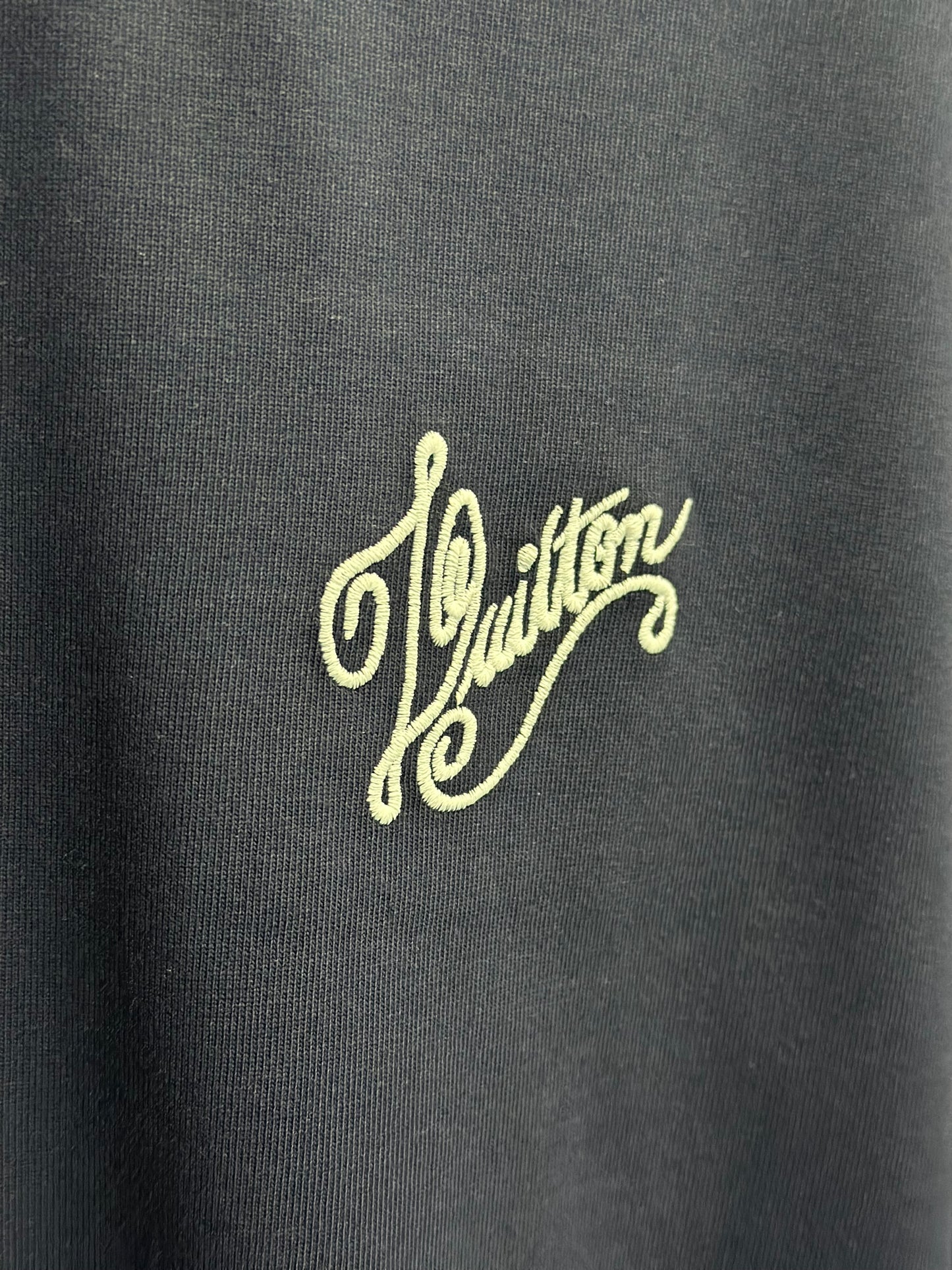 Playera Louis Vuitton Azul Marino con Logo en Cursiva – Estilo Minimalista Premium