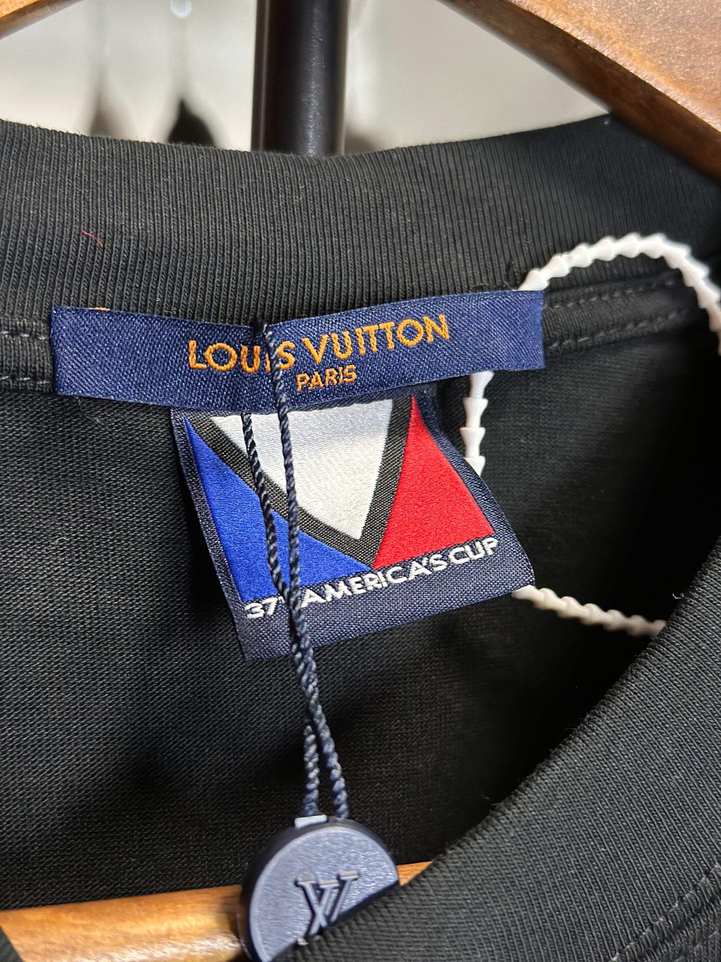 Playera Louis Vuitton Negra "37th America's Cup" con Logo Multicolor – Edición Especial