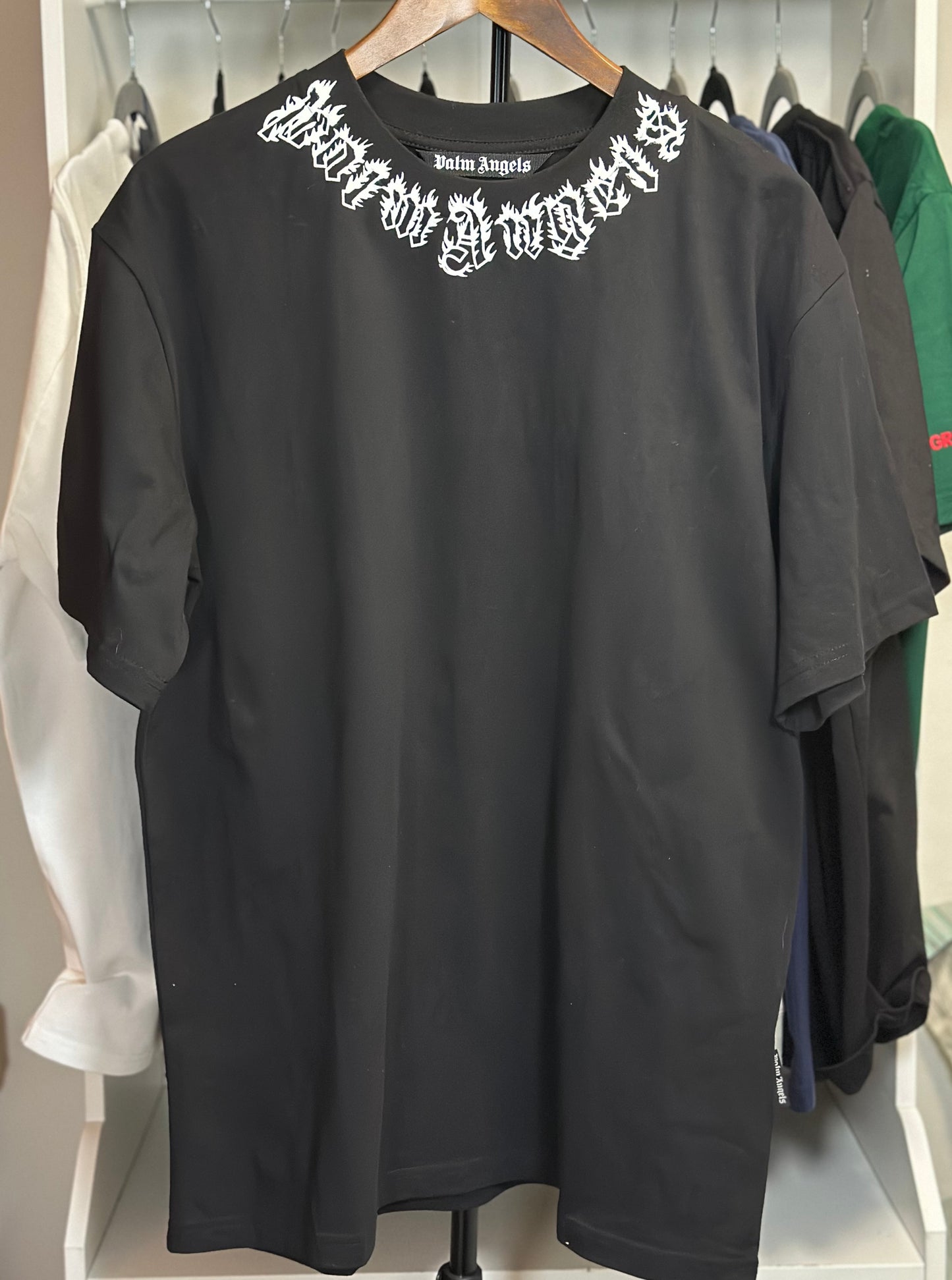 Playera Palm Angels Negra con Logo Gótico en el Cuello