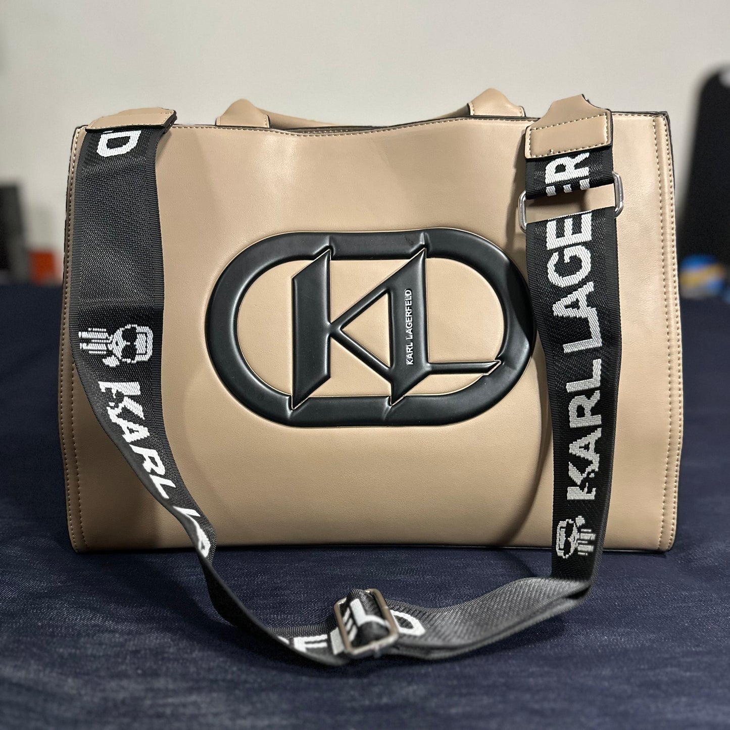 Bolso Tote Karl Lagerfeld Beige con Logotipo 3D – Elegancia Urbana
