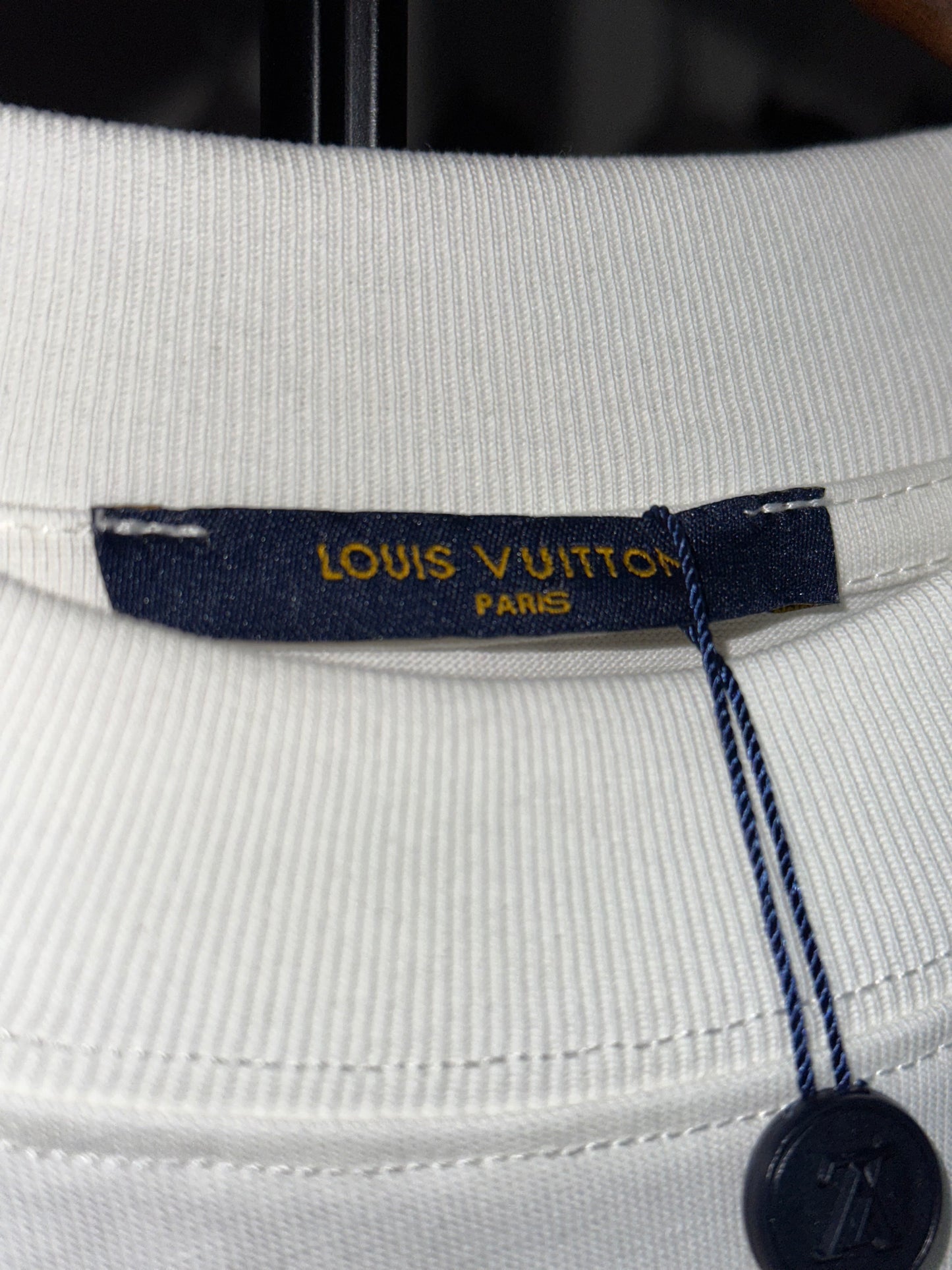Playera Blanca Louis Vuitton Paris Tipografía Block – Estilo Urbano