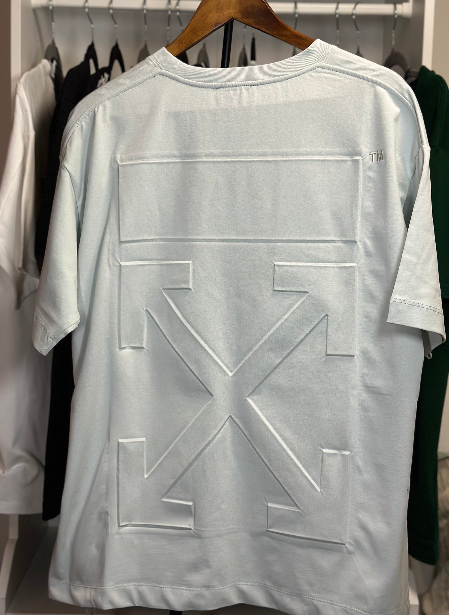Playera Off-White Blanca con Logo Minimalista – Estilo Urbano Sofisticado