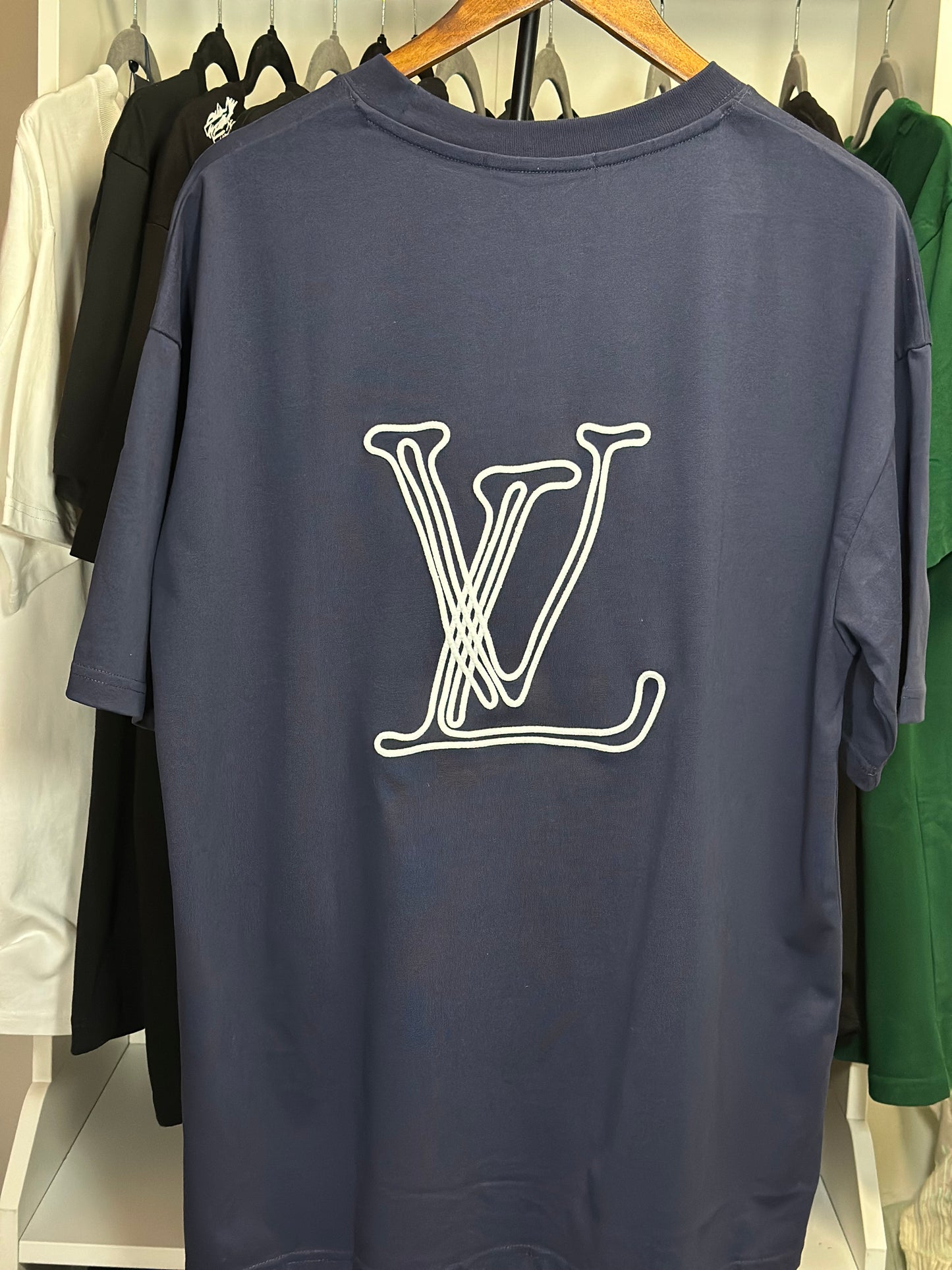 Playera Louis Vuitton Azul Marino con Logo en Cursiva – Estilo Minimalista Premium