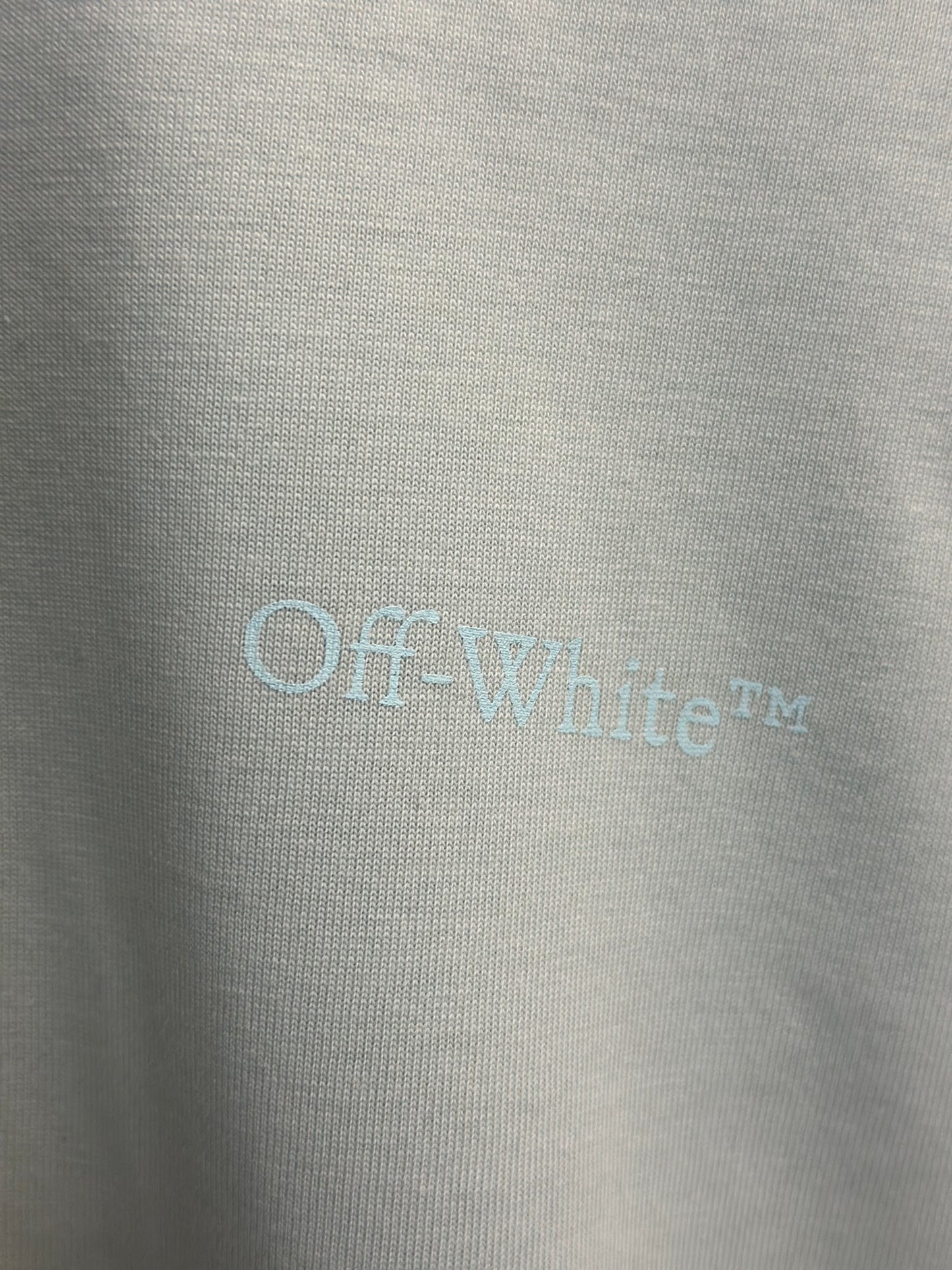 Playera Off-White Blanca con Logo Minimalista – Estilo Urbano Sofisticado