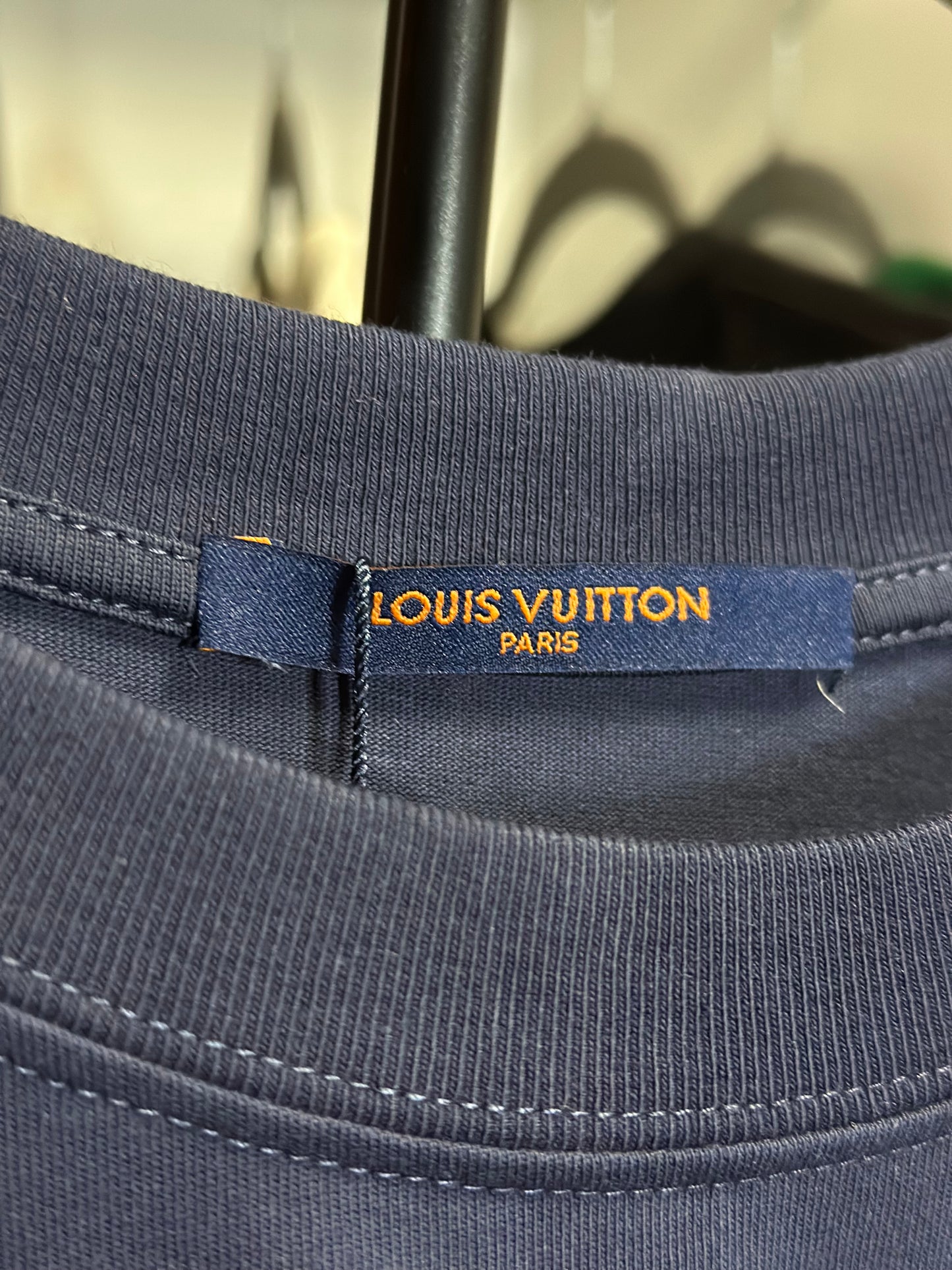 Playera Louis Vuitton Azul Marino con Logo en Cursiva – Estilo Minimalista Premium