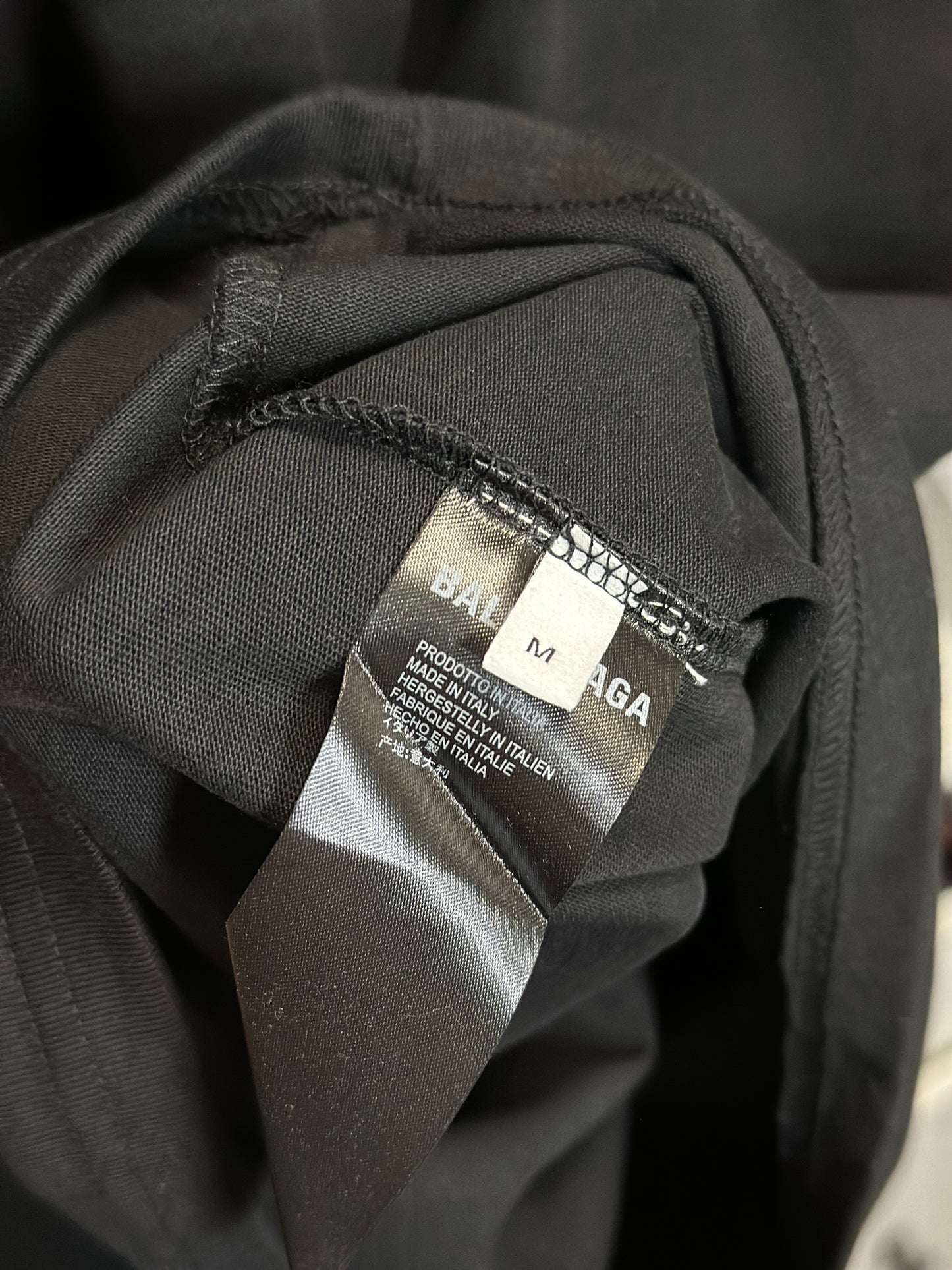 Playera Balenciaga Negra Oversized con Logo Minimalista – Estilo Urbano Premium