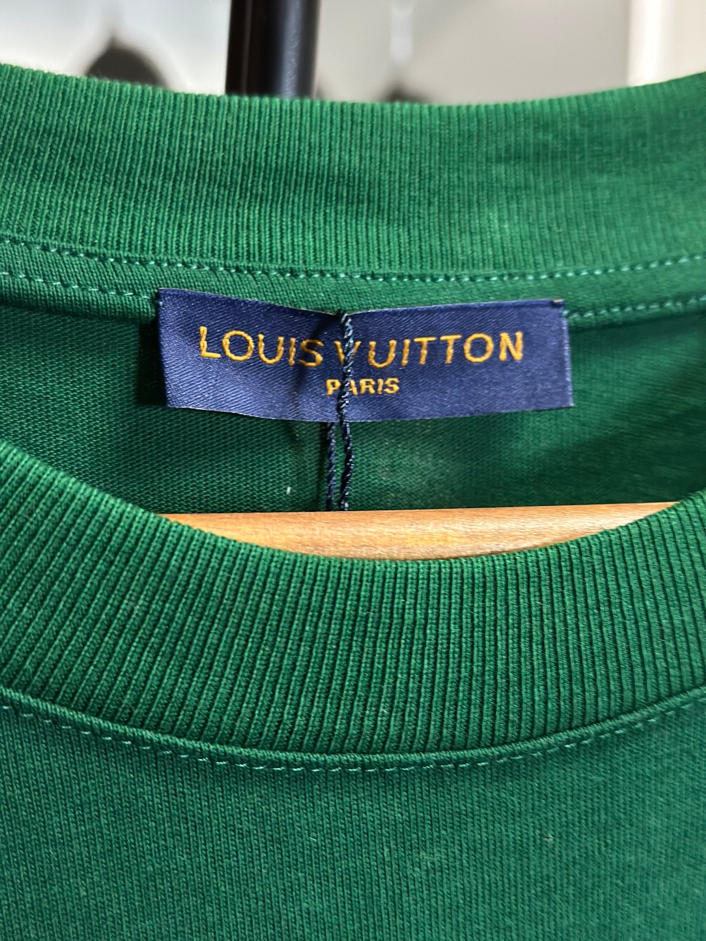 Playera Louis Vuitton Verde con Logo Blanco – Estilo Minimalista de Lujo