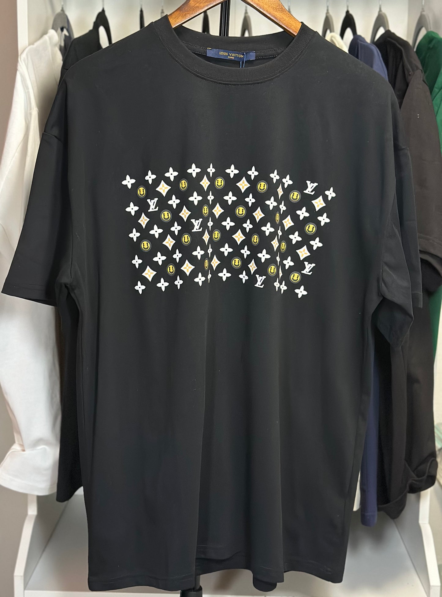 Playera Negra Louis Vuitton Monogram Multicolor – Estilo Exclusivo Streetwear