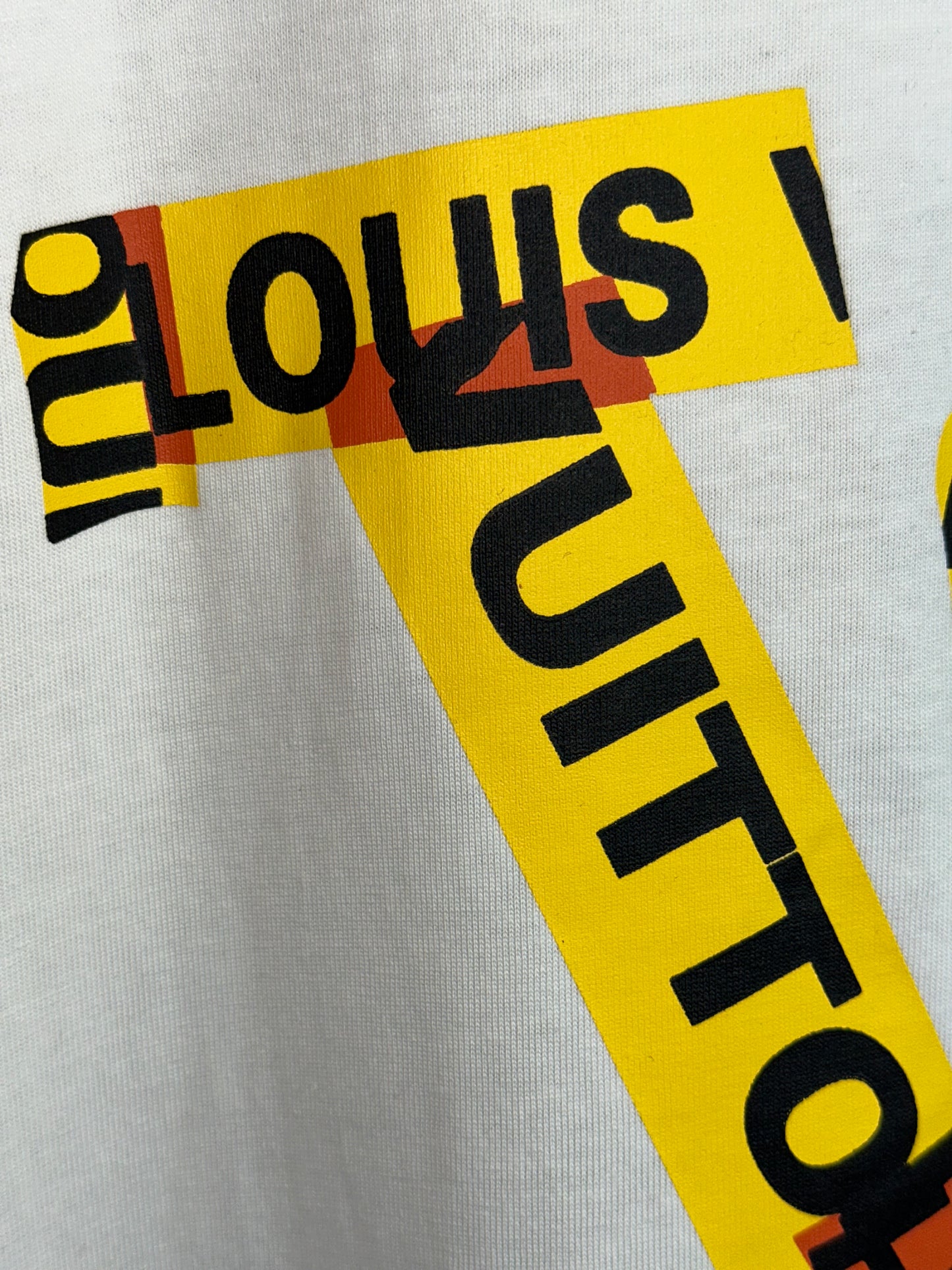 Playera Blanca Louis Vuitton Paris Tipografía Block – Estilo Urbano