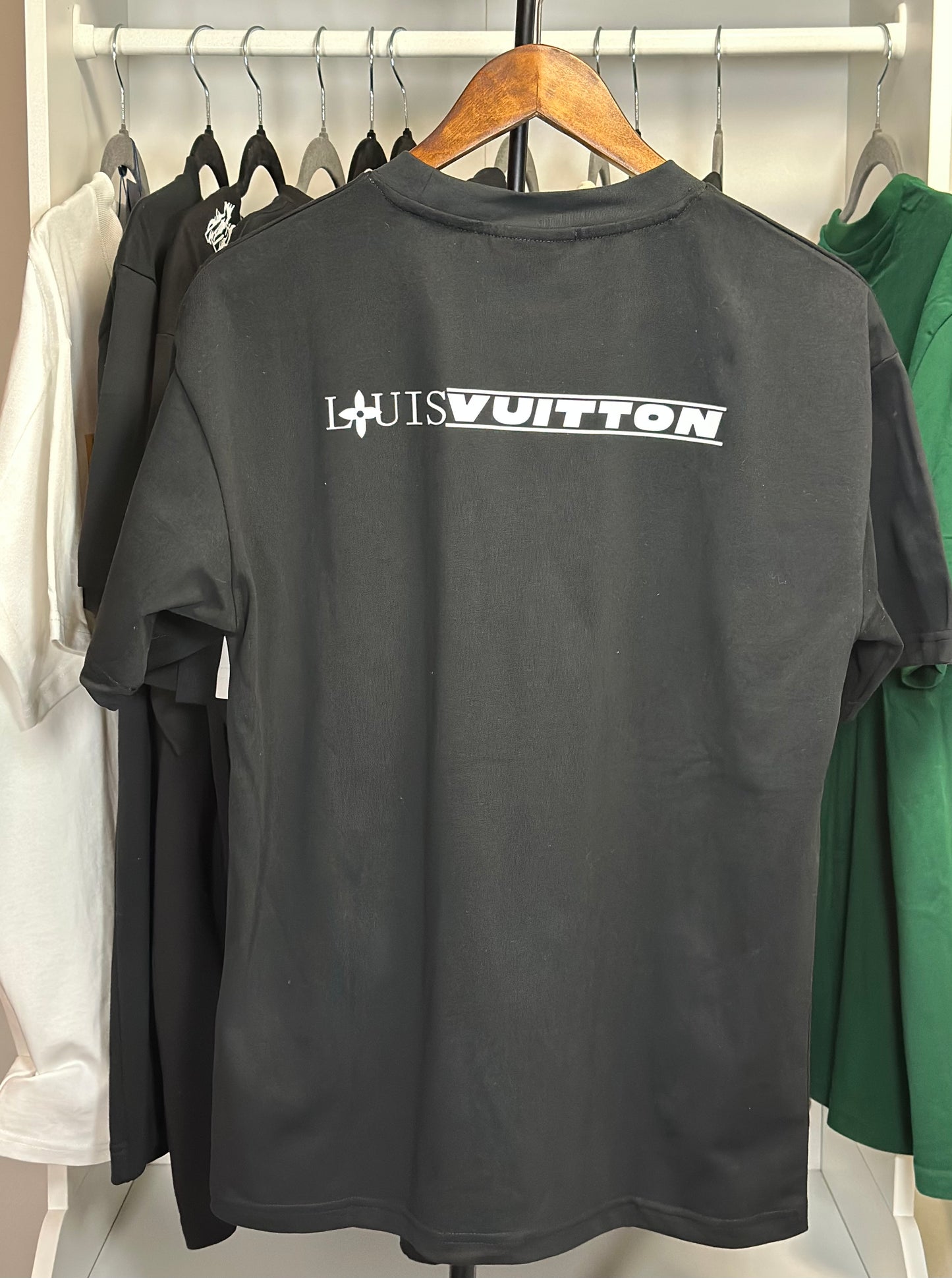 Playera Louis Vuitton Negra "37th America's Cup" con Logo Multicolor – Edición Especial