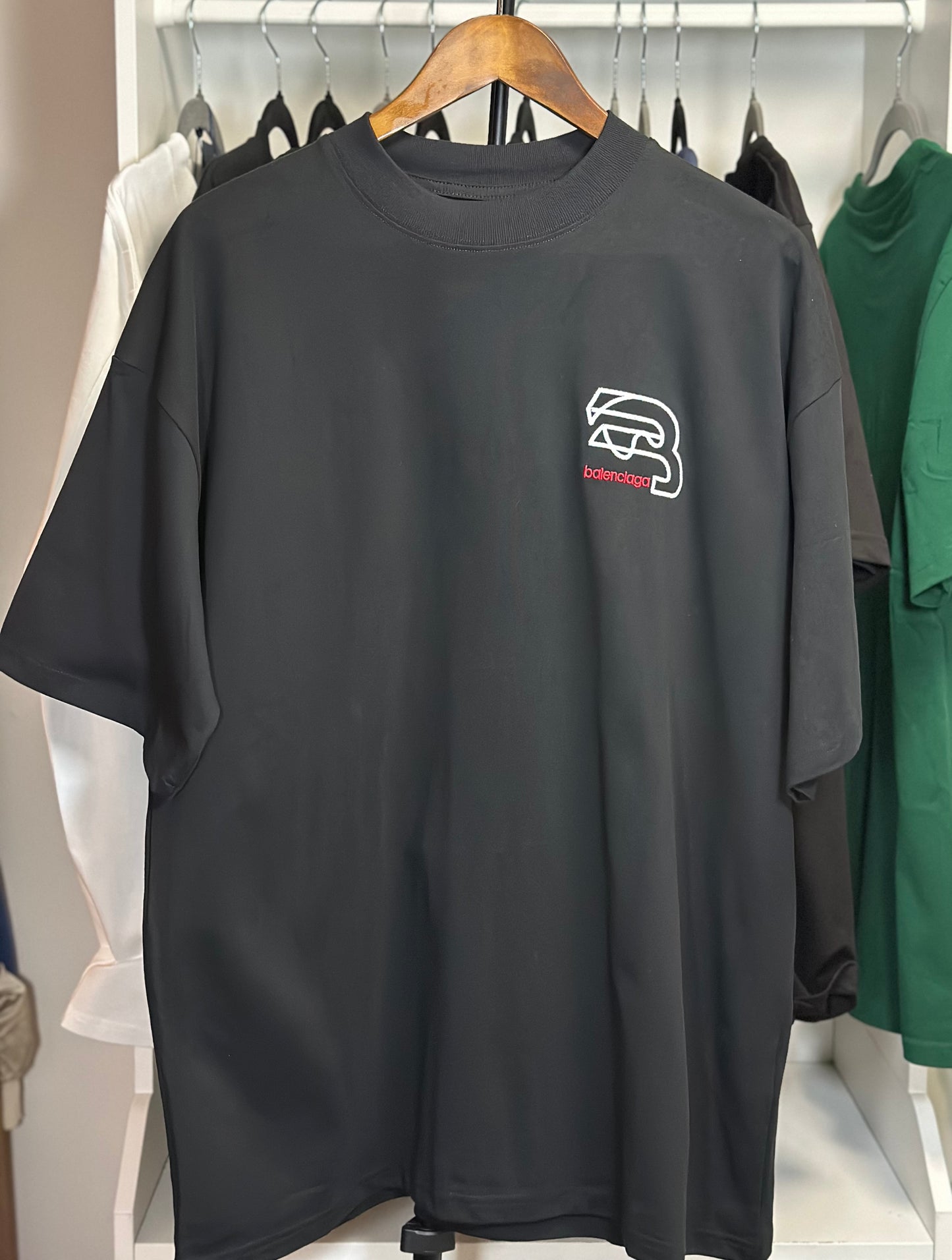 Playera Balenciaga Negra Oversized con Logo Minimalista – Estilo Urbano Premium