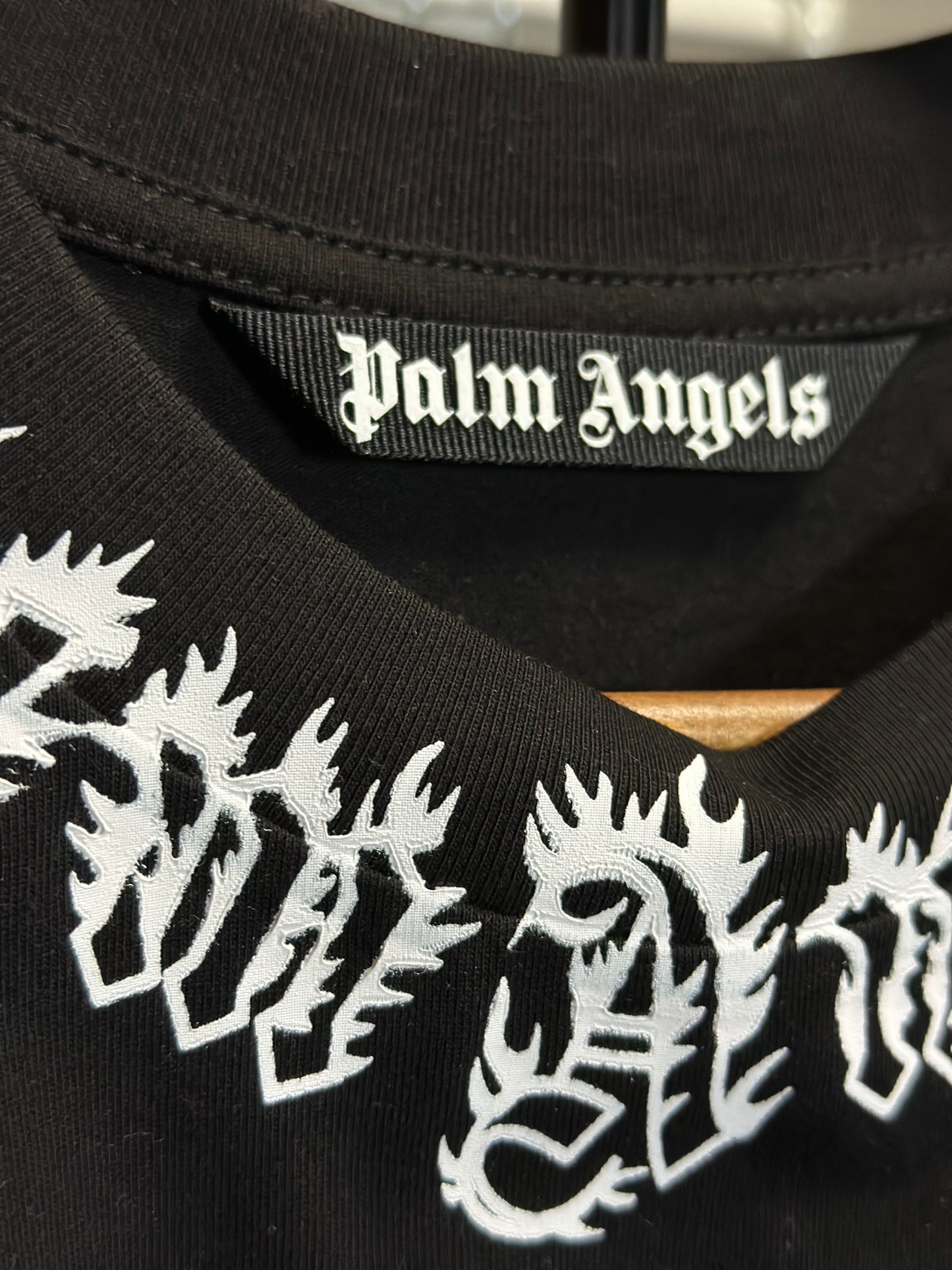 Playera Palm Angels Negra con Logo Gótico en el Cuello