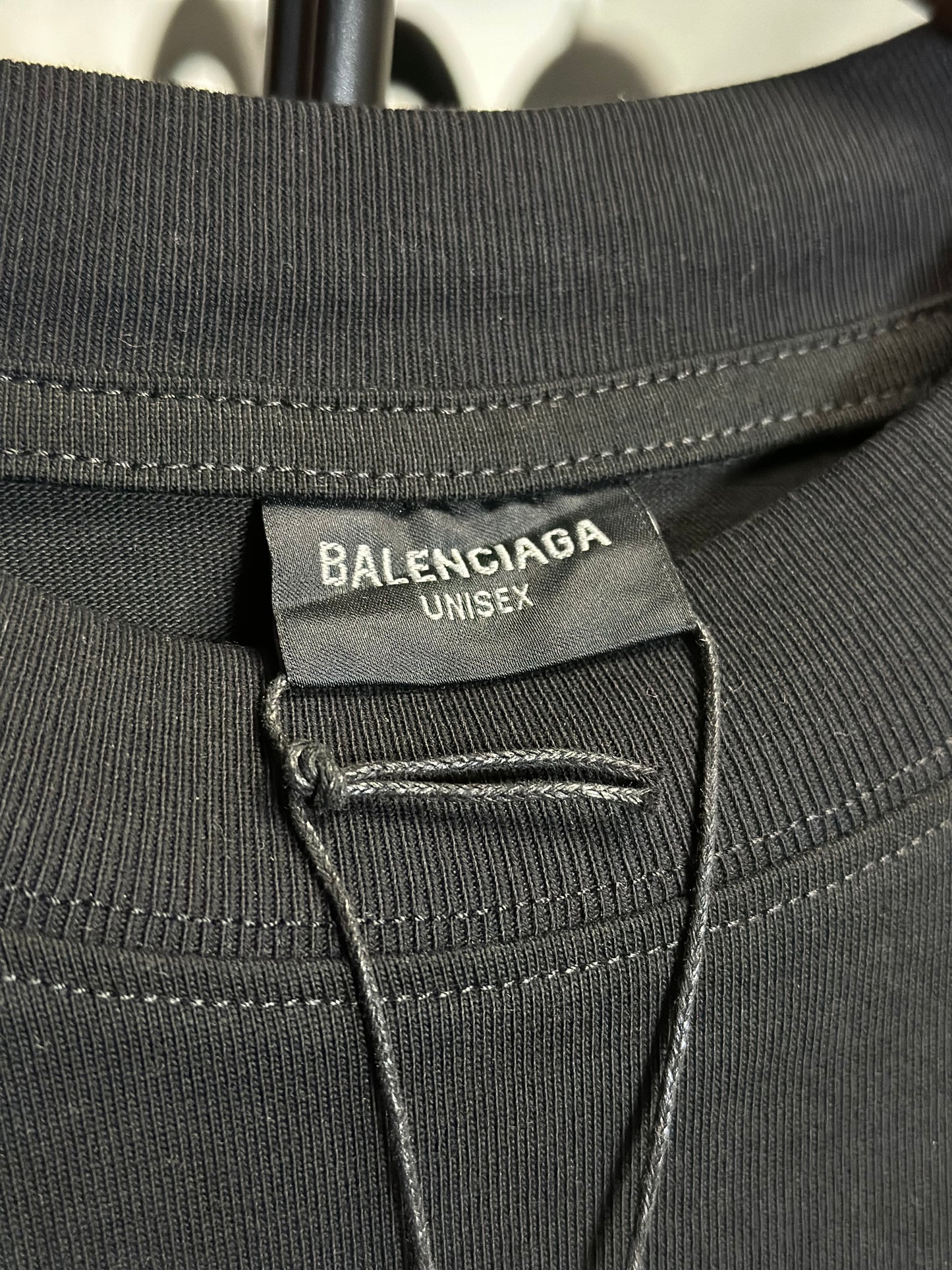 Playera Balenciaga Negra Oversized con Logo Minimalista – Estilo Urbano Premium