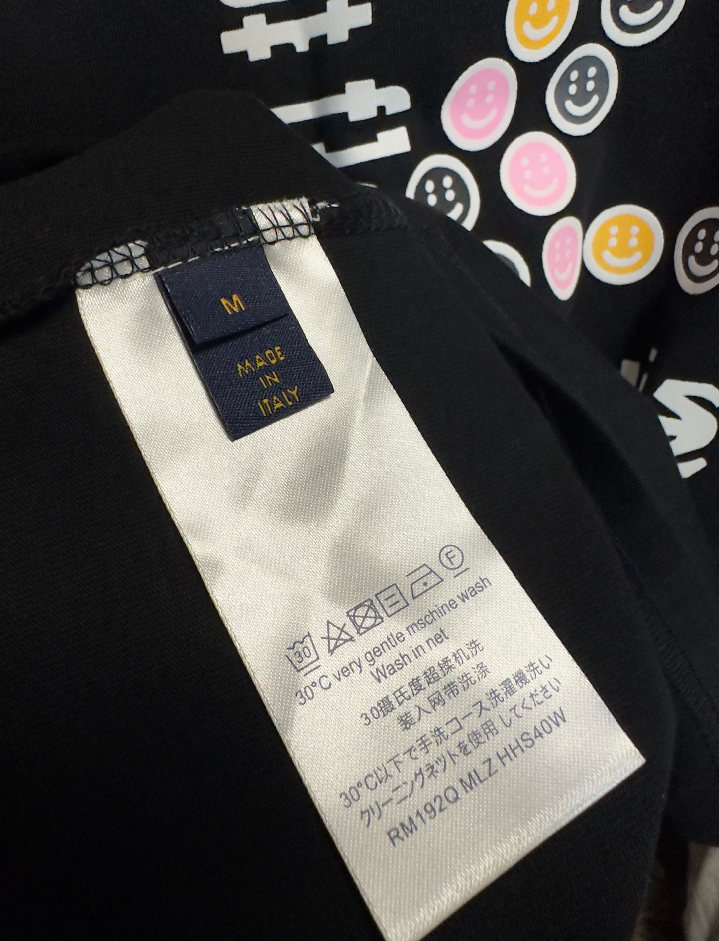 Playera Negra Louis Vuitton Monogram Multicolor – Estilo Exclusivo Streetwear