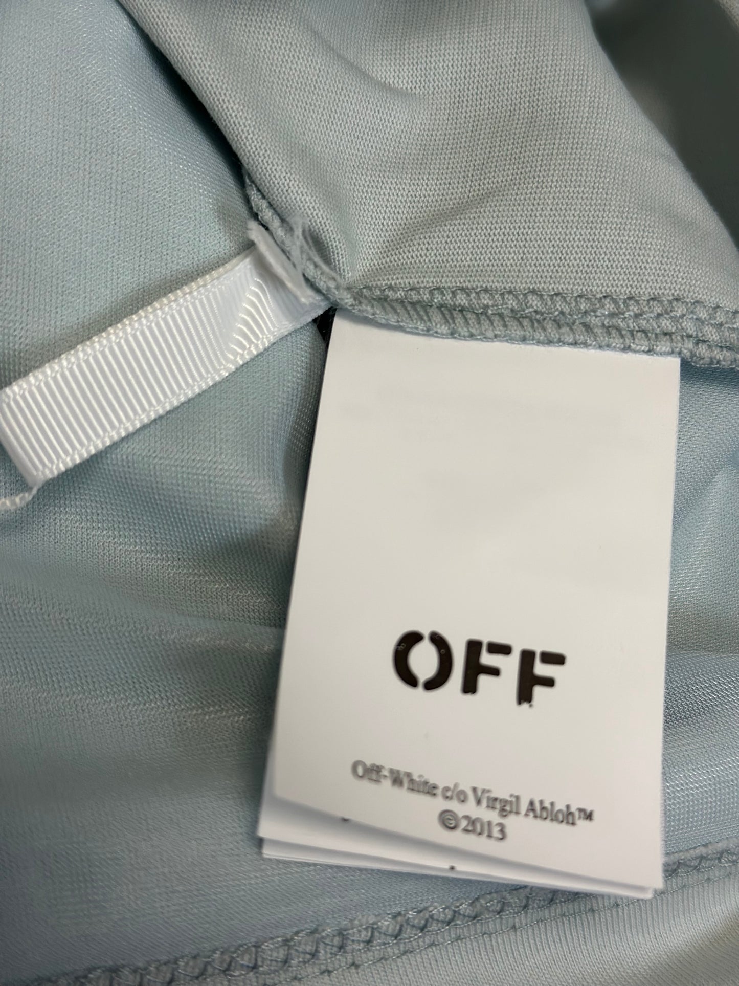 Playera Off-White Blanca con Logo Minimalista – Estilo Urbano Sofisticado