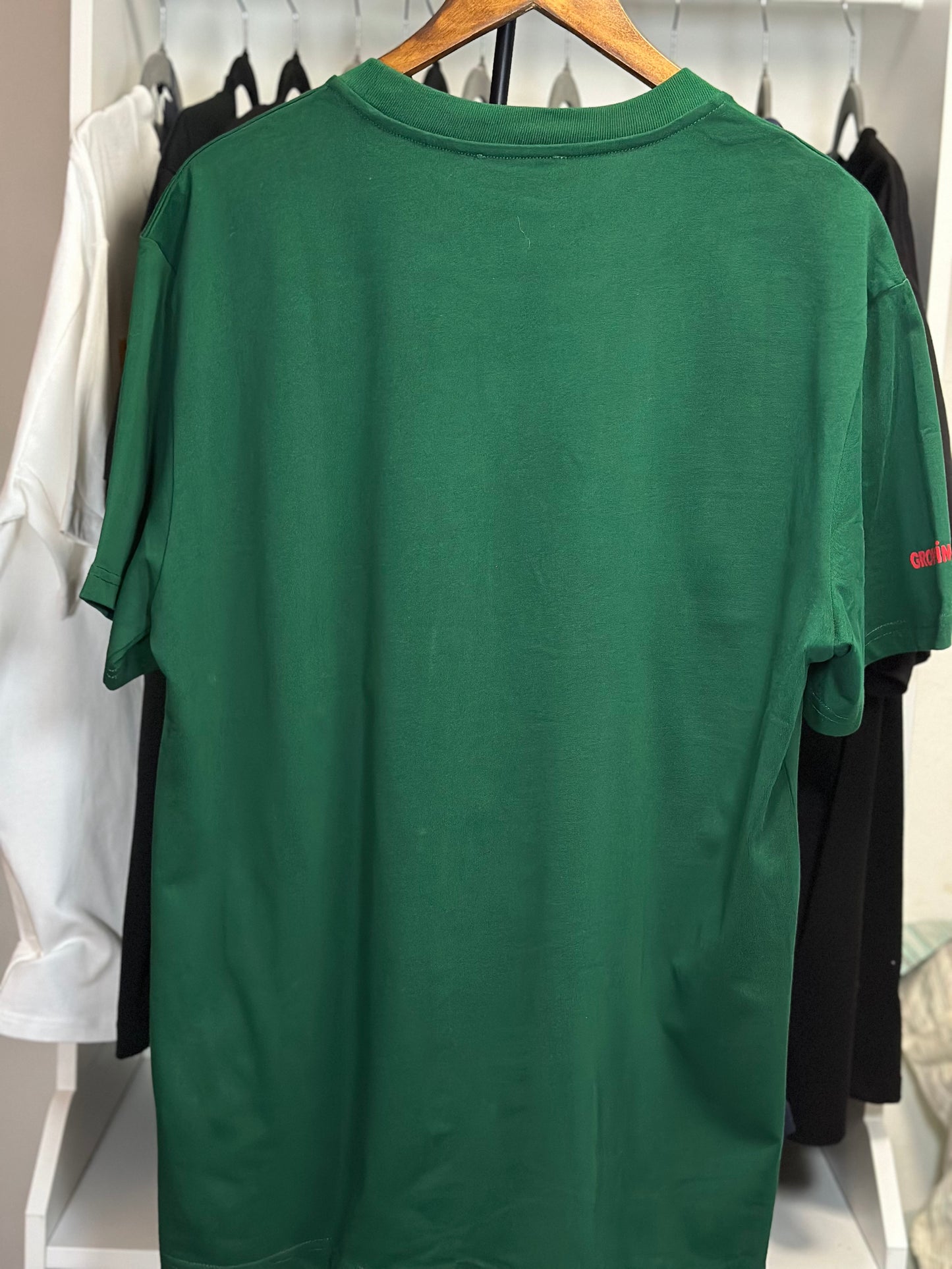 Playera Louis Vuitton Verde con Logo Blanco – Estilo Minimalista de Lujo