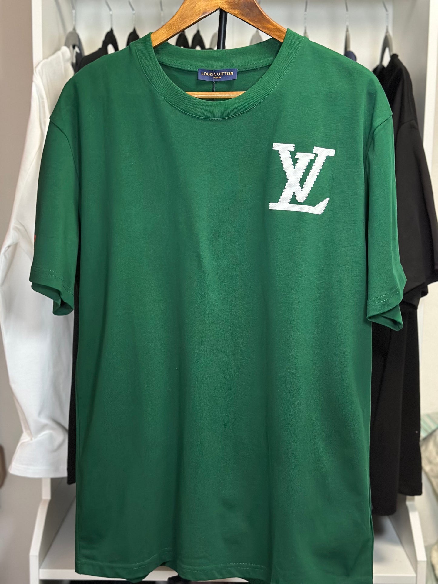 Playera Louis Vuitton Verde con Logo Blanco – Estilo Minimalista de Lujo