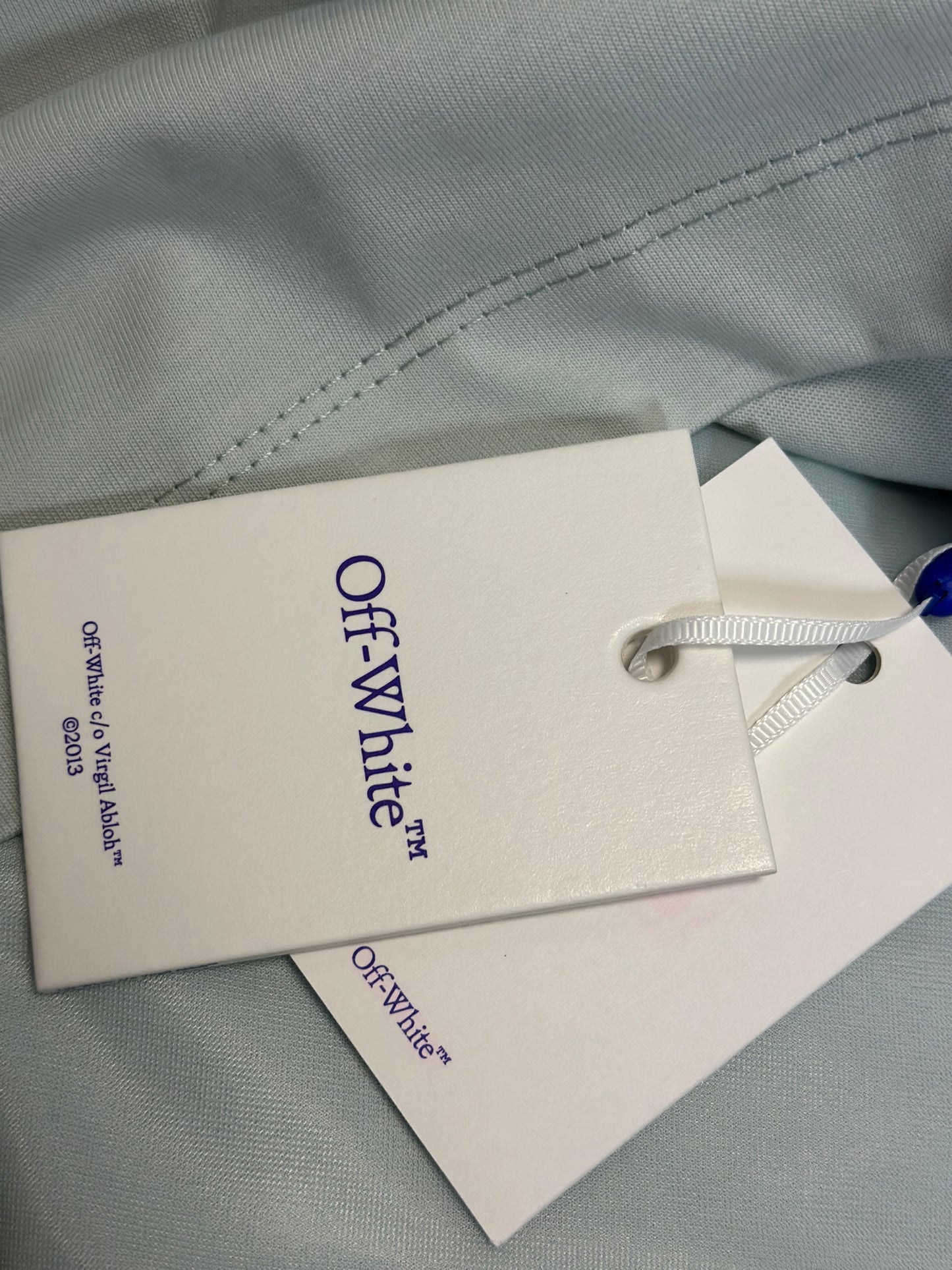 Playera Off-White Blanca con Logo Minimalista – Estilo Urbano Sofisticado