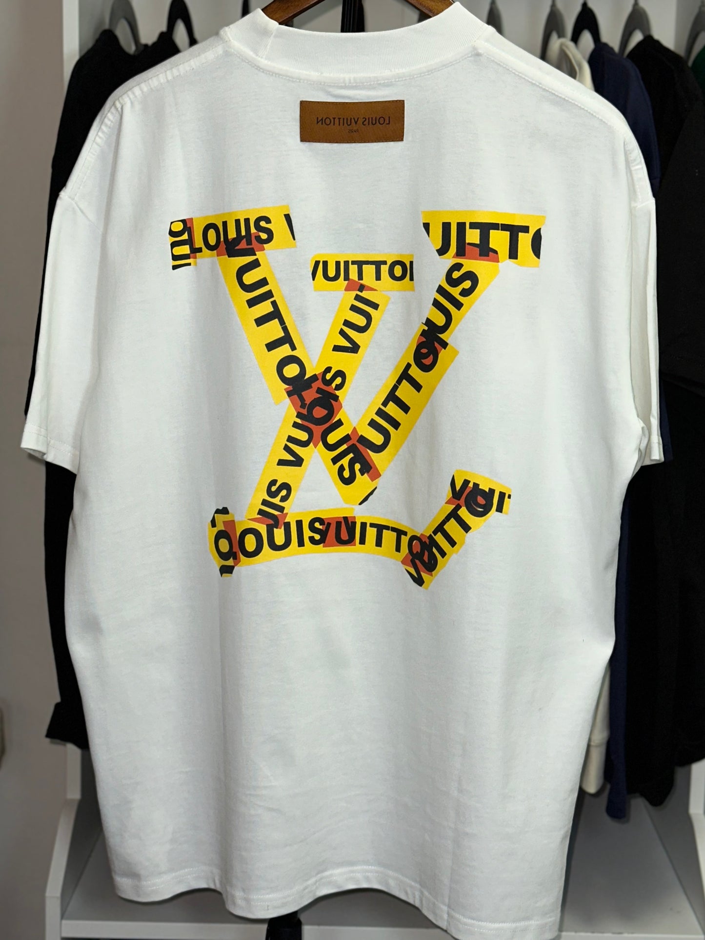 Playera Blanca Louis Vuitton Paris Tipografía Block – Estilo Urbano