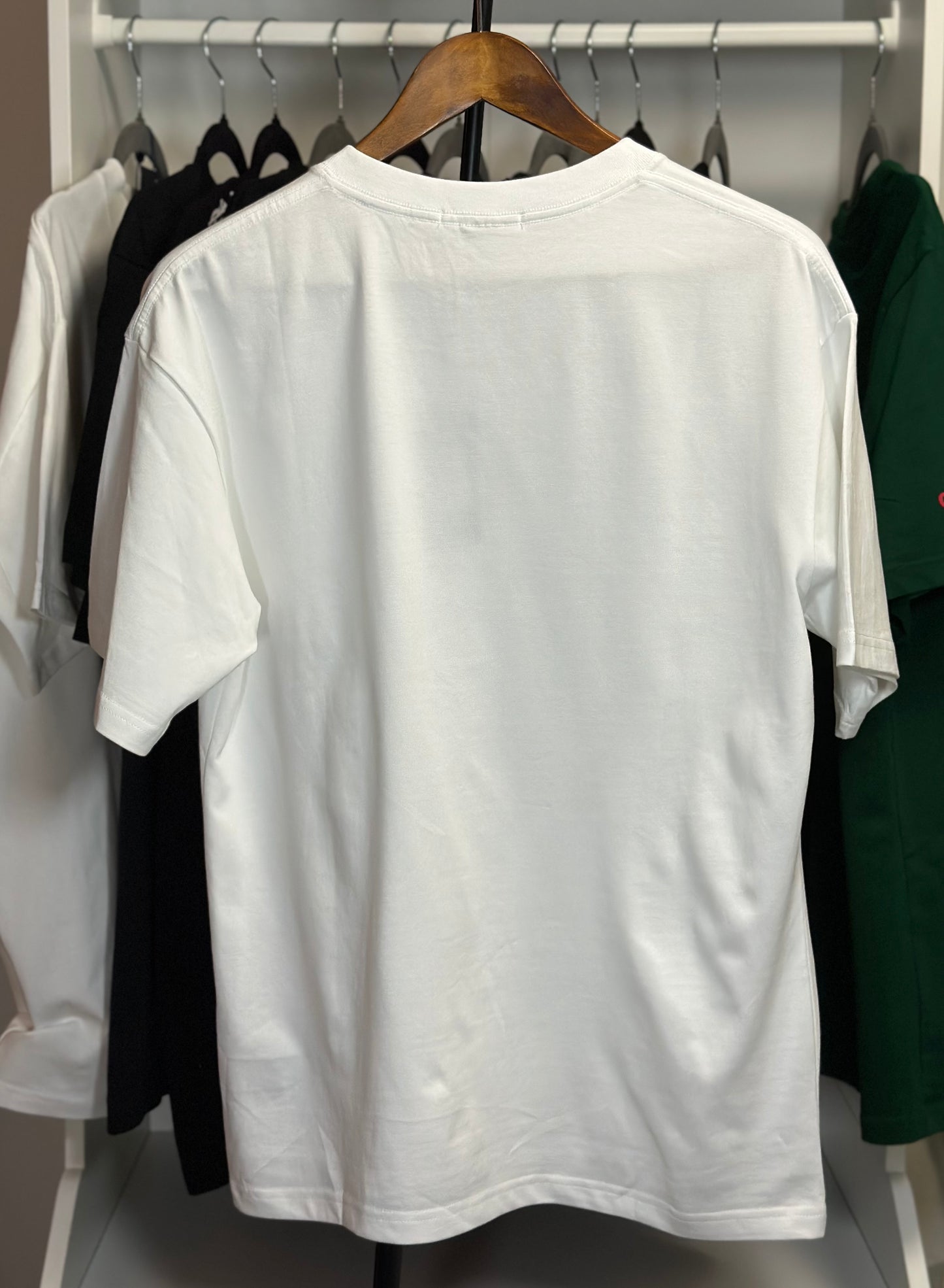 Playera Blanca Prada Milano con Logo Bordado – Estilo Clásico y Sofisticado