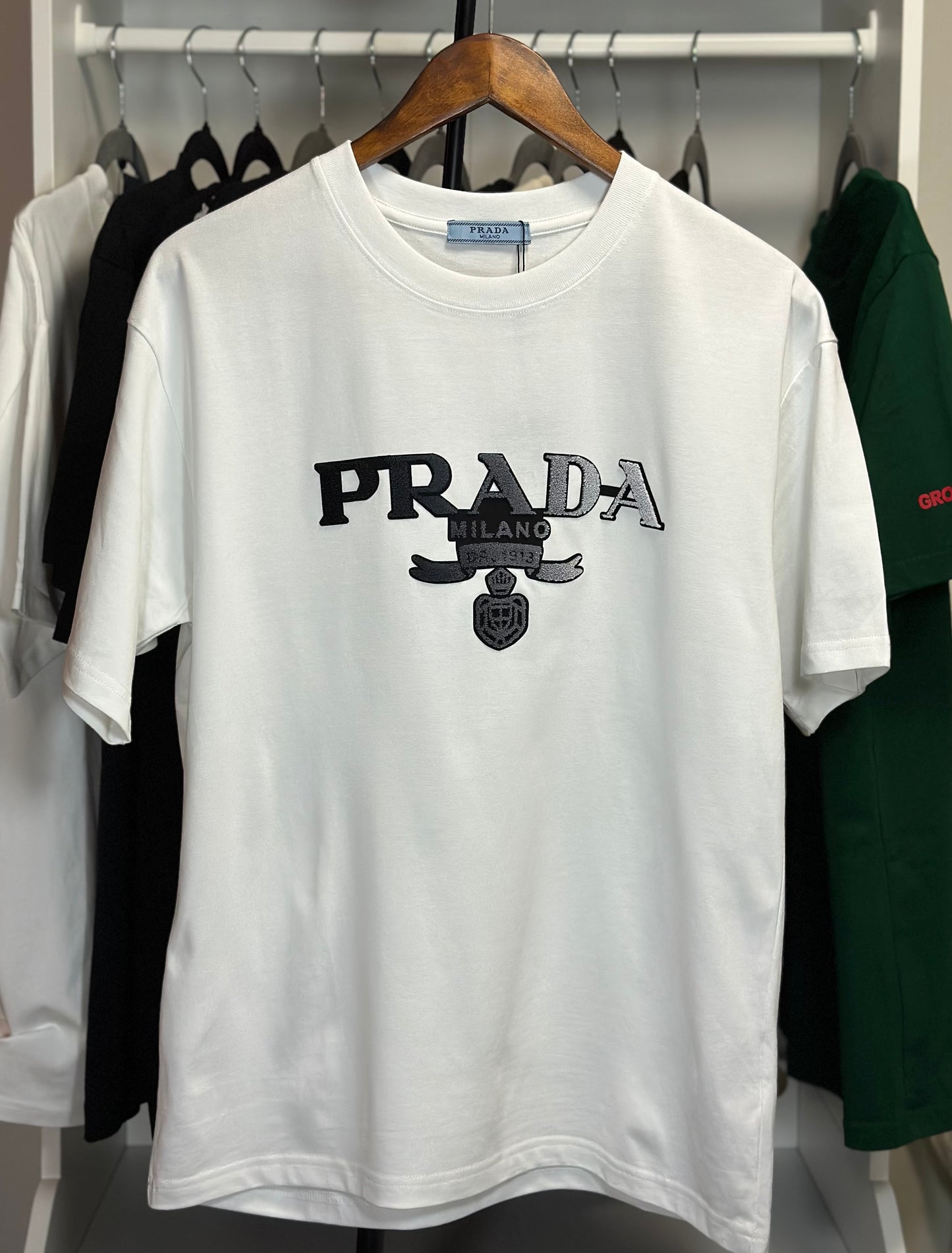 Playera Blanca Prada Milano con Logo Bordado – Estilo Clásico y Sofisticado