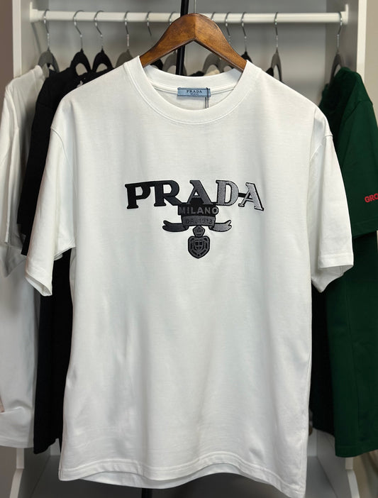 Playera Blanca Prada Milano con Logo Bordado – Estilo Clásico y Sofisticado