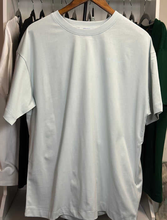 Playera Off-White Blanca con Logo Minimalista – Estilo Urbano Sofisticado