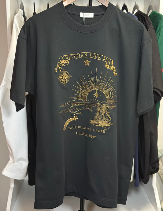 Playera Dior Negra “Christian Dior Sea” con Estampado Dorado – Edición Exclusiva
