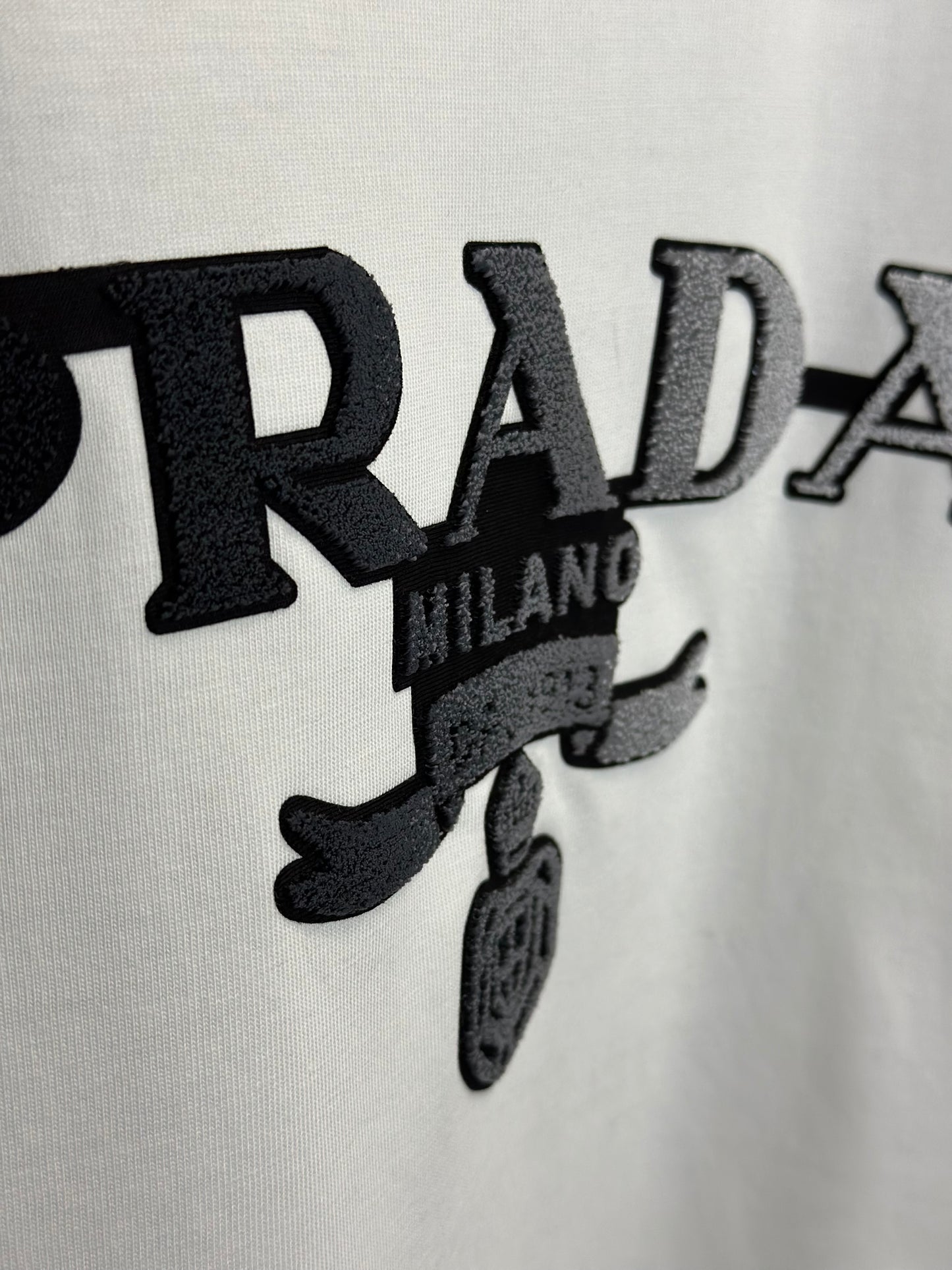 Playera Blanca Prada Milano con Logo Bordado – Estilo Clásico y Sofisticado