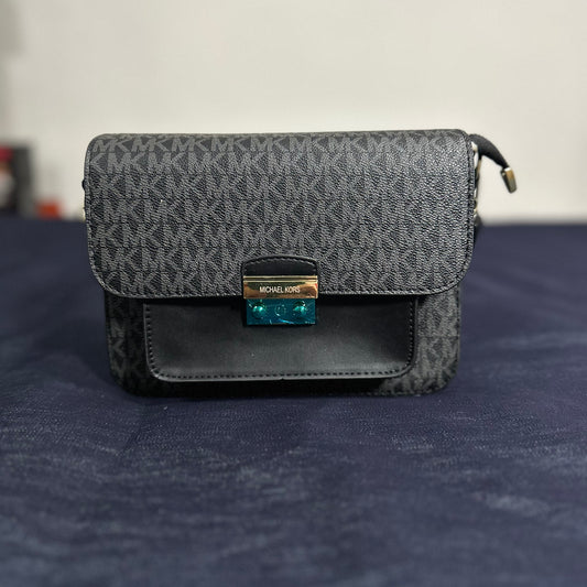 Bolsa Michael Kors Jet Set Flap Crossbody Negra con Monograma