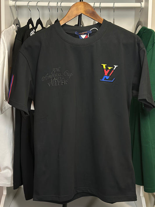 Playera Louis Vuitton Negra "37th America's Cup" con Logo Multicolor – Edición Especial