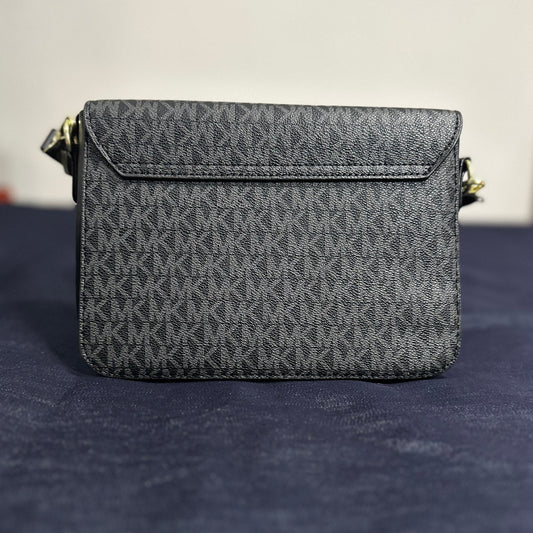 Bolsa Michael Kors Jet Set Flap Crossbody Negra con Monograma