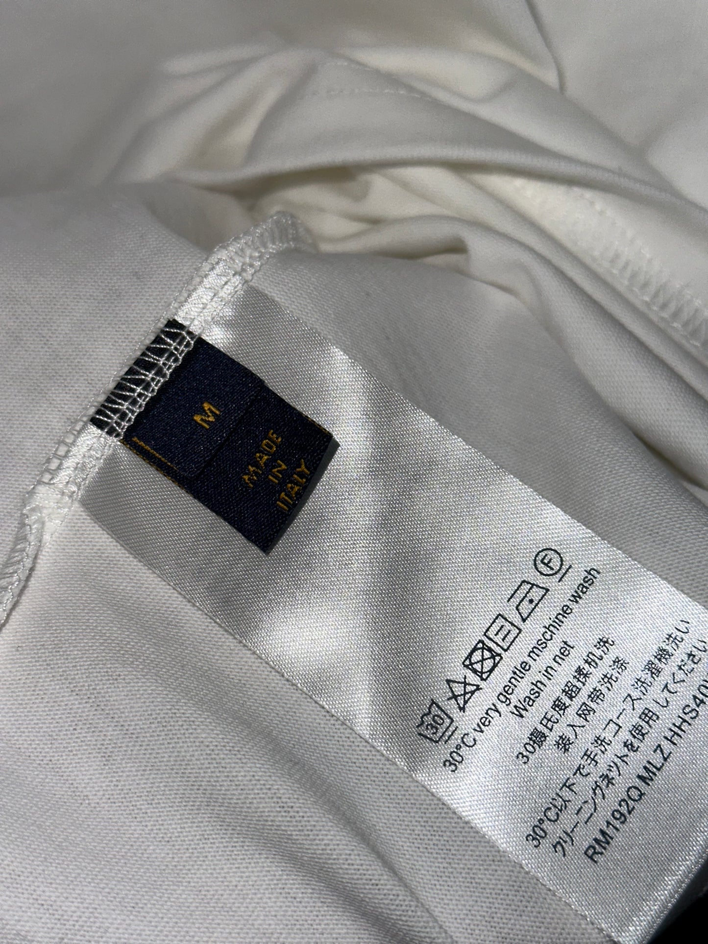 Playera Blanca Louis Vuitton Paris Tipografía Block – Estilo Urbano