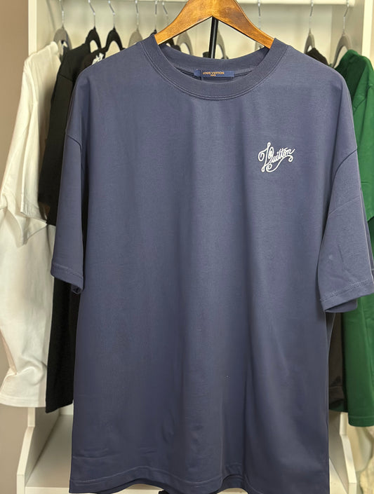 Playera Louis Vuitton Azul Marino con Logo en Cursiva – Estilo Minimalista Premium