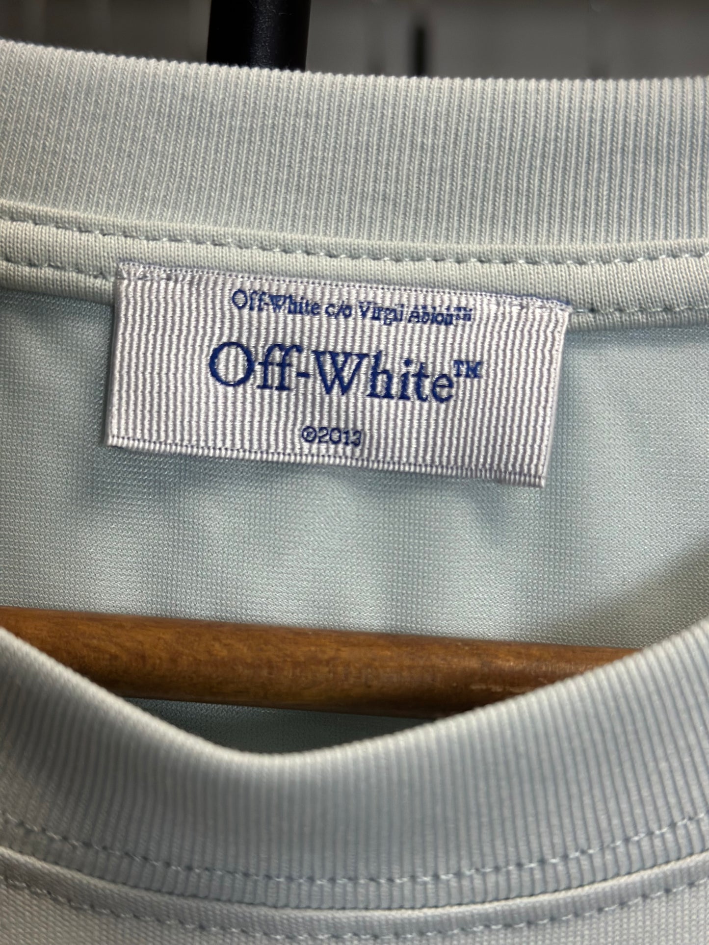 Playera Off-White Blanca con Logo Minimalista – Estilo Urbano Sofisticado