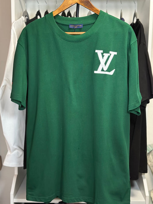 Playera Louis Vuitton Verde con Logo Blanco – Estilo Minimalista de Lujo