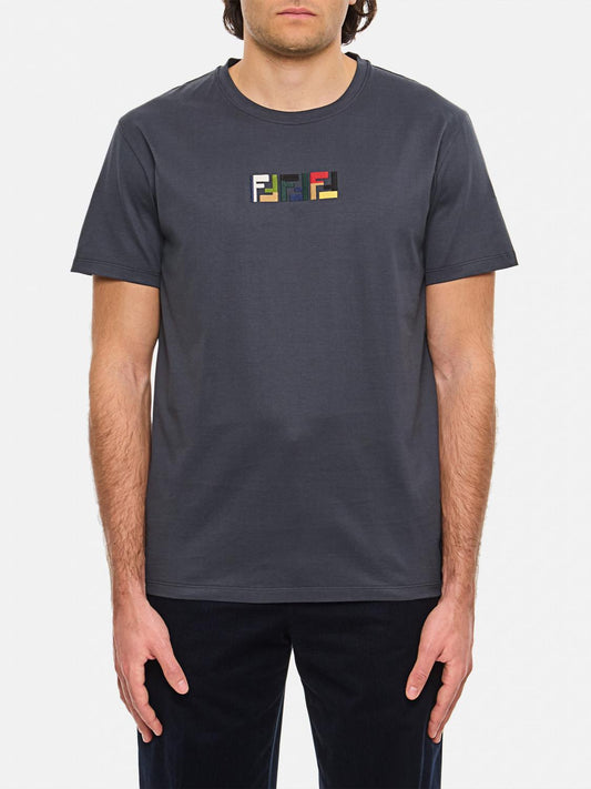 Playera Fendi Negra con Logo Multicolor Bordado – Estilo Minimalista de Lujo